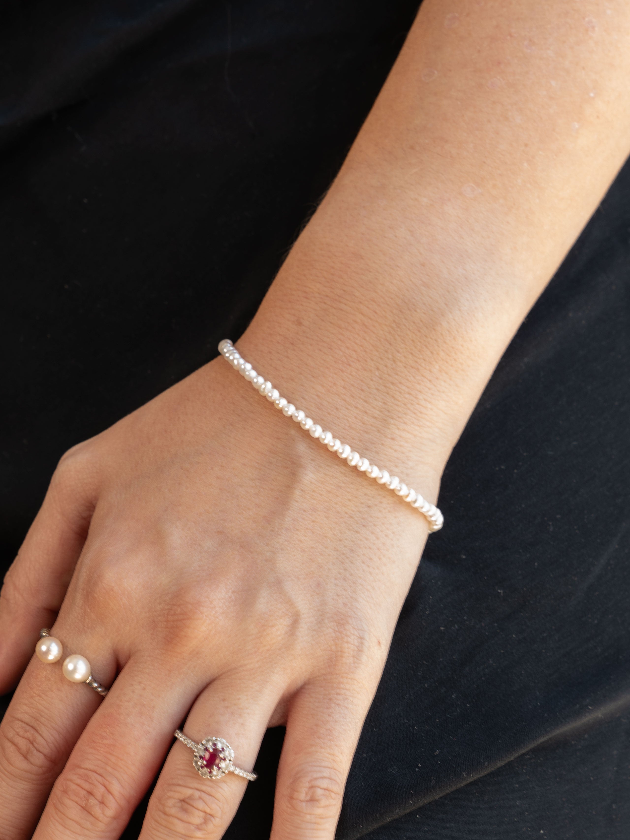 Pulsera de perlas cultivadas de agua dulce pequeñas de 3-4 mm redondas