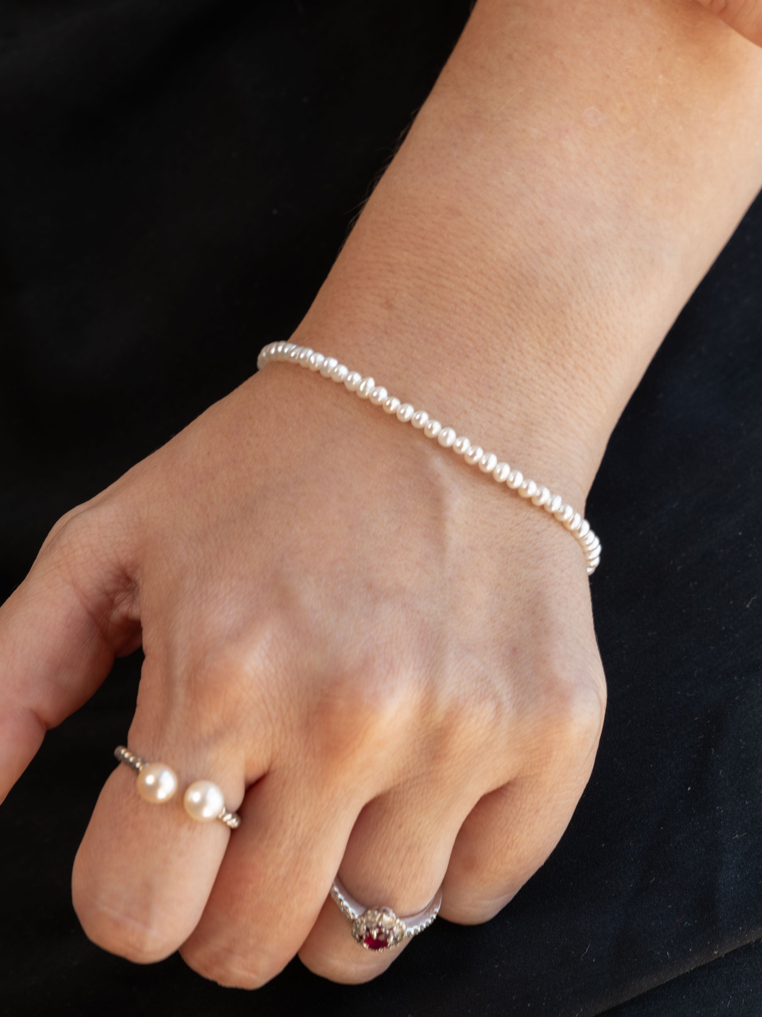 Pulsera de perlas cultivadas de agua dulce pequeñas de 3-4 mm redondas