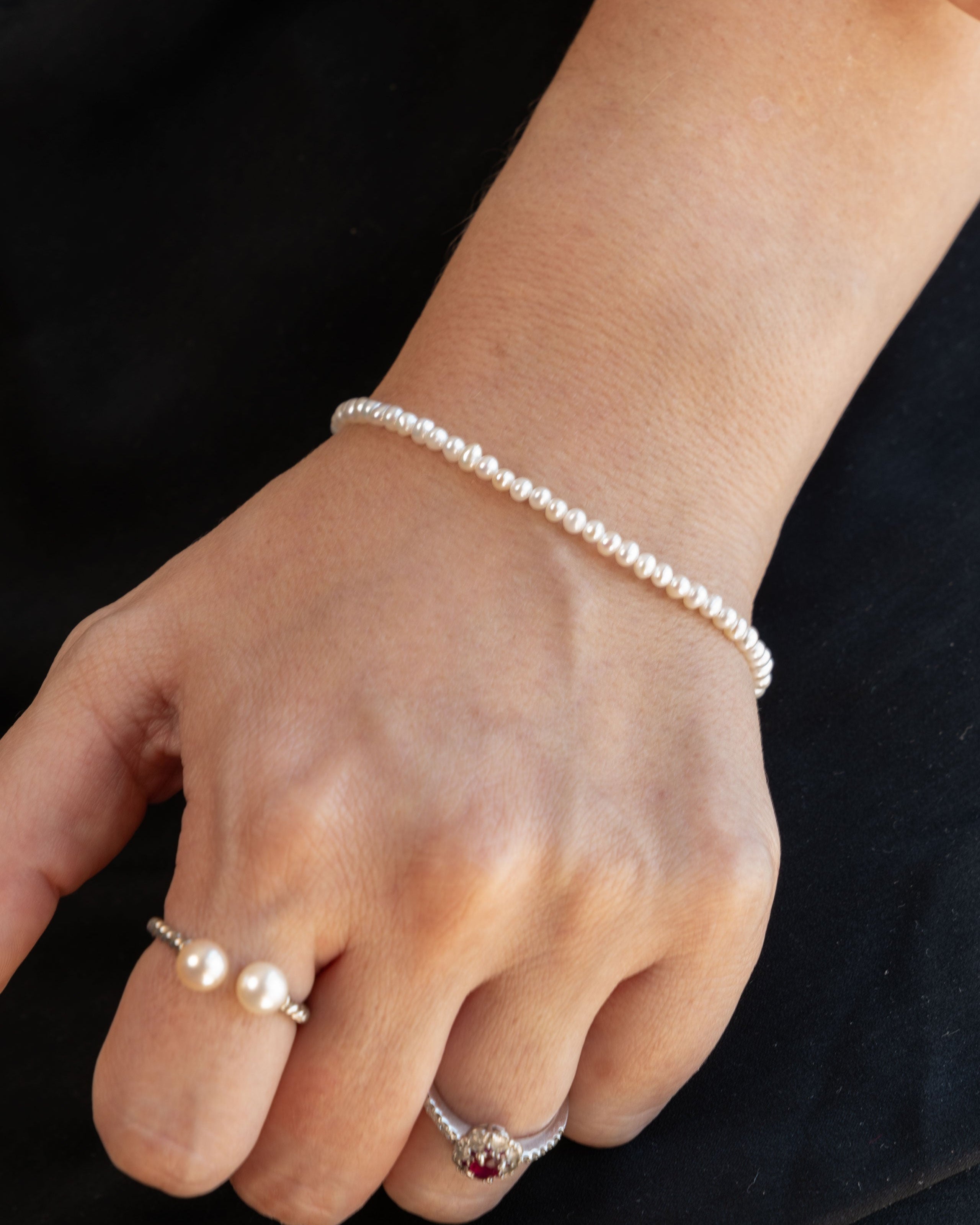 Pulsera de perlas cultivadas de agua dulce pequeñas de 3-4 mm redondas