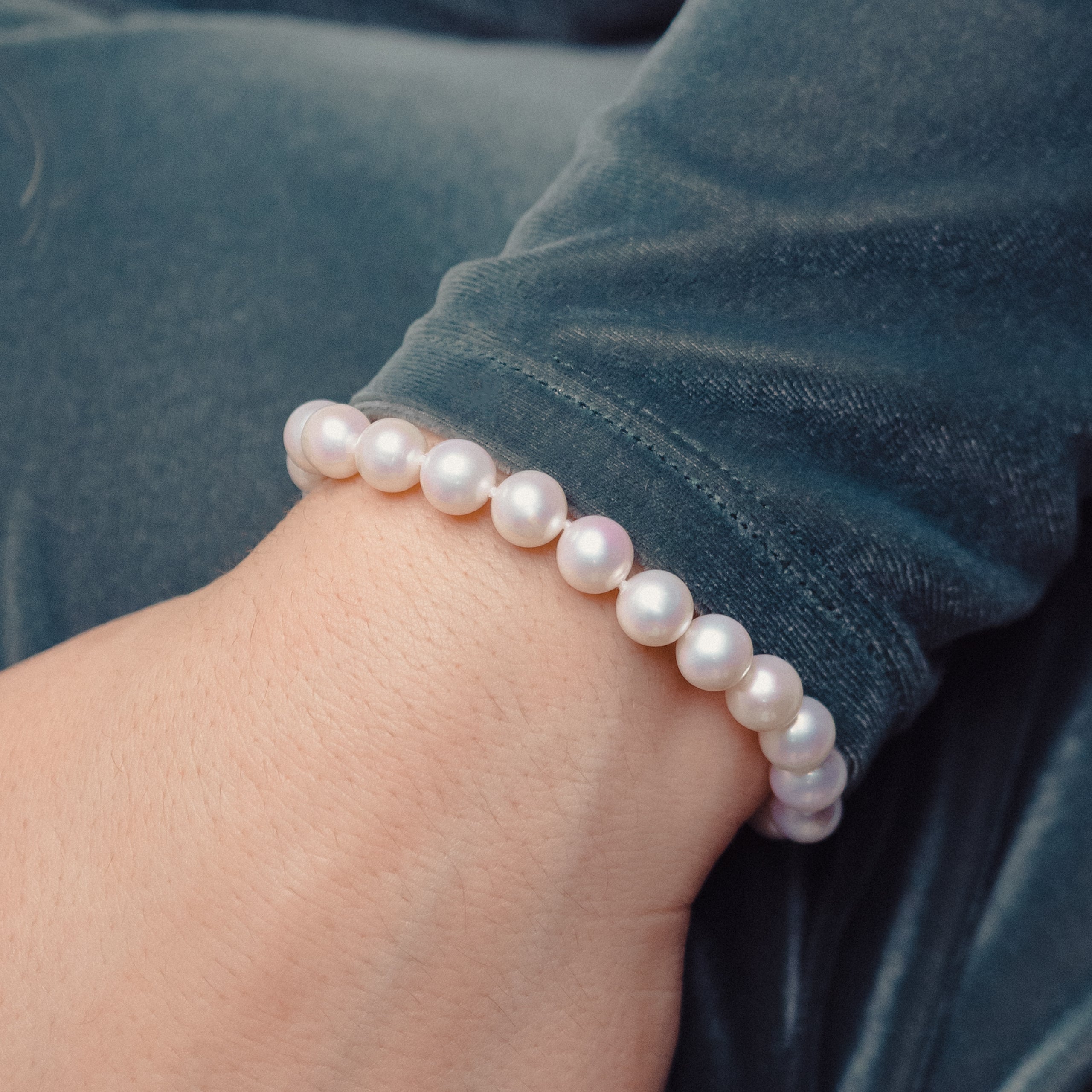 Mujer con pulsera de Perlas Cultivadas Agua Dulce Redondas Secret & You 7,5-8,5mm
