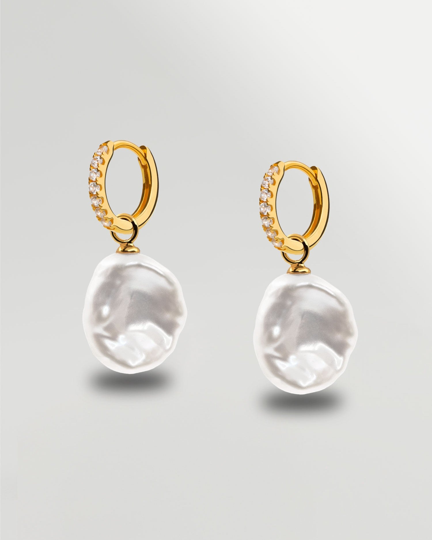 Aros de oro 18k con diamantes y perla keshi