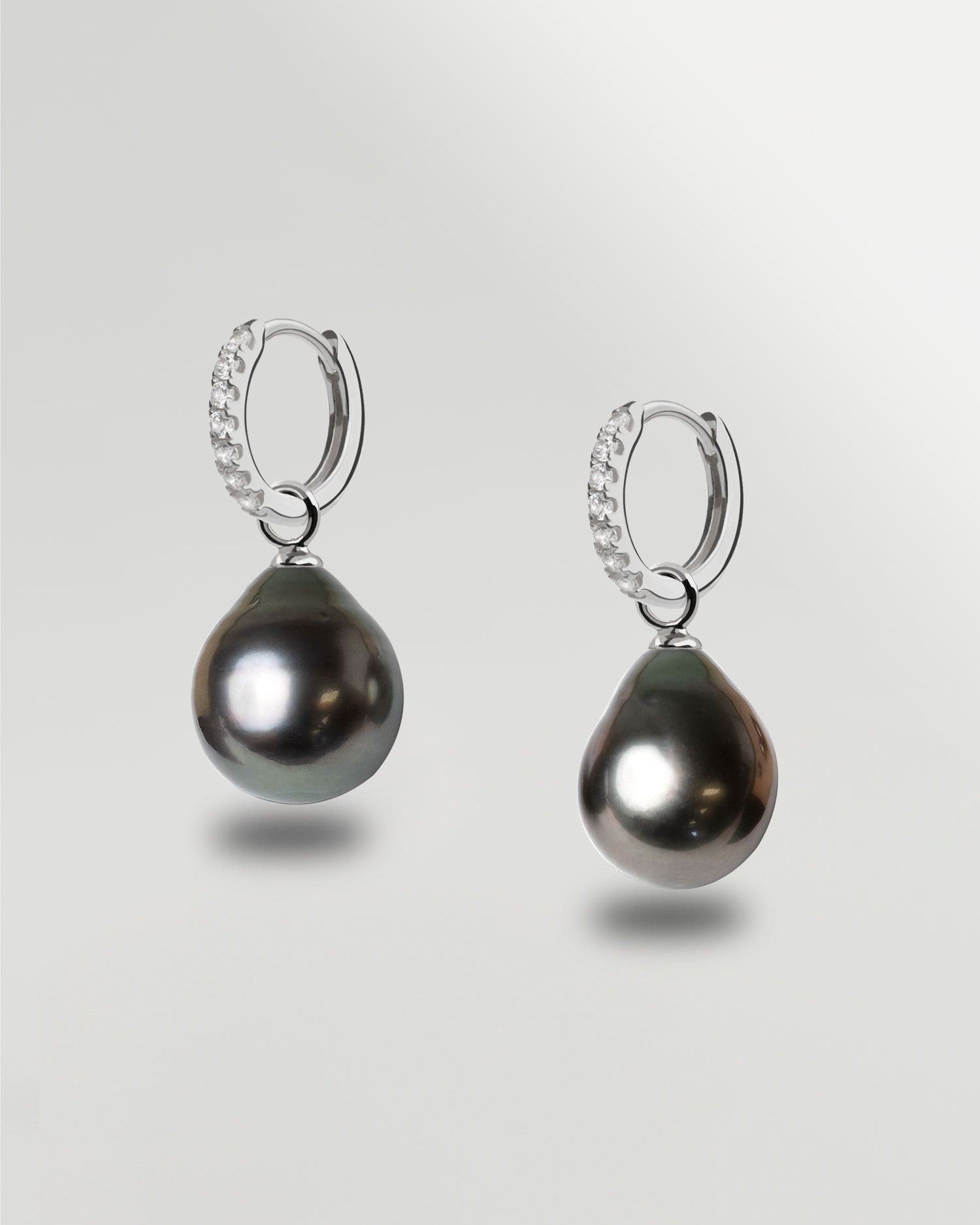 Aros de Plata de Ley de 12 mm con Circonitas y Perla Tahiti Barroca