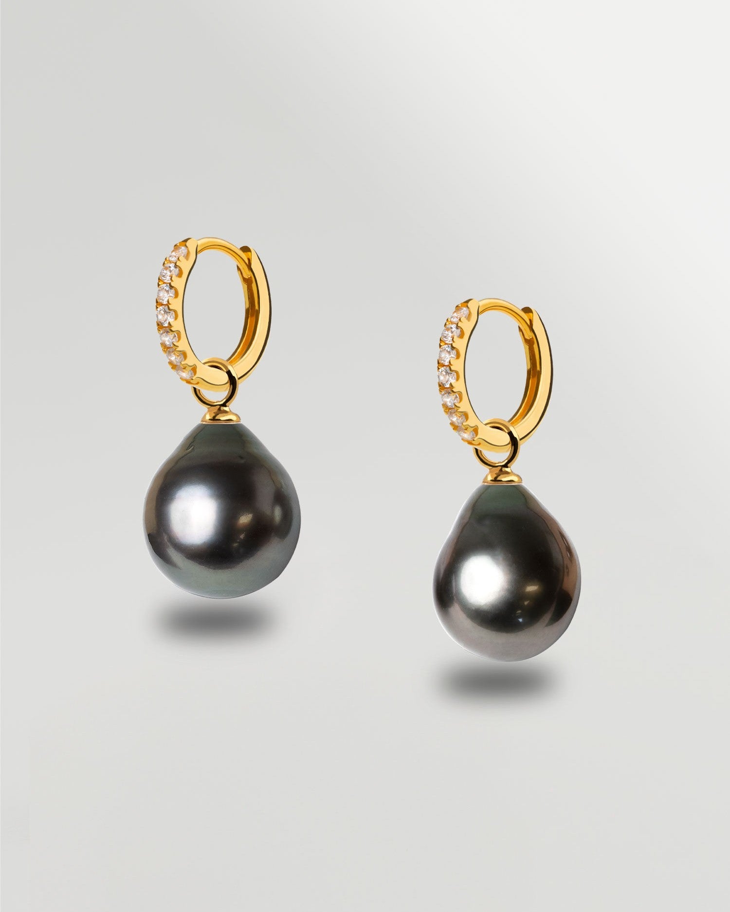 Aros de Oro Amarillo de 18k con Diamantes y Perla Tahití Barroca