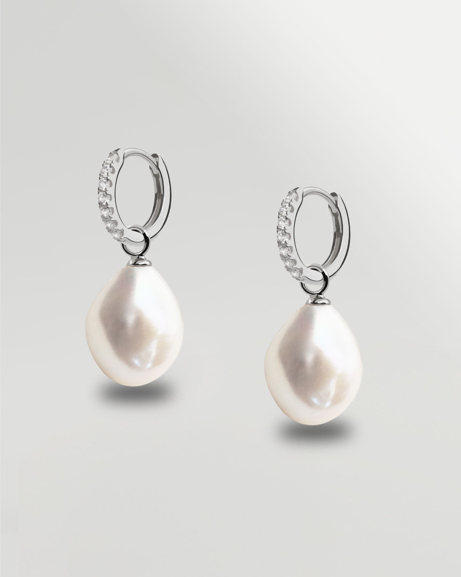 Aros de oro blanco de 18k con diamantes y perla barroca - 12mm secret & you