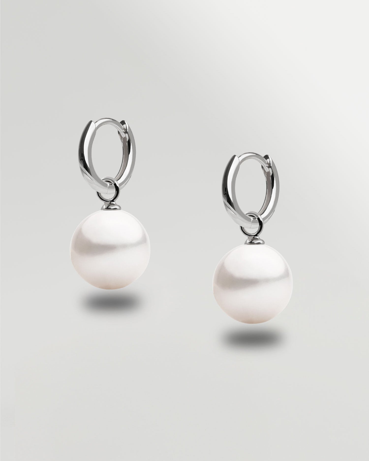 Aros de oro blanco de 18k con perla redonda