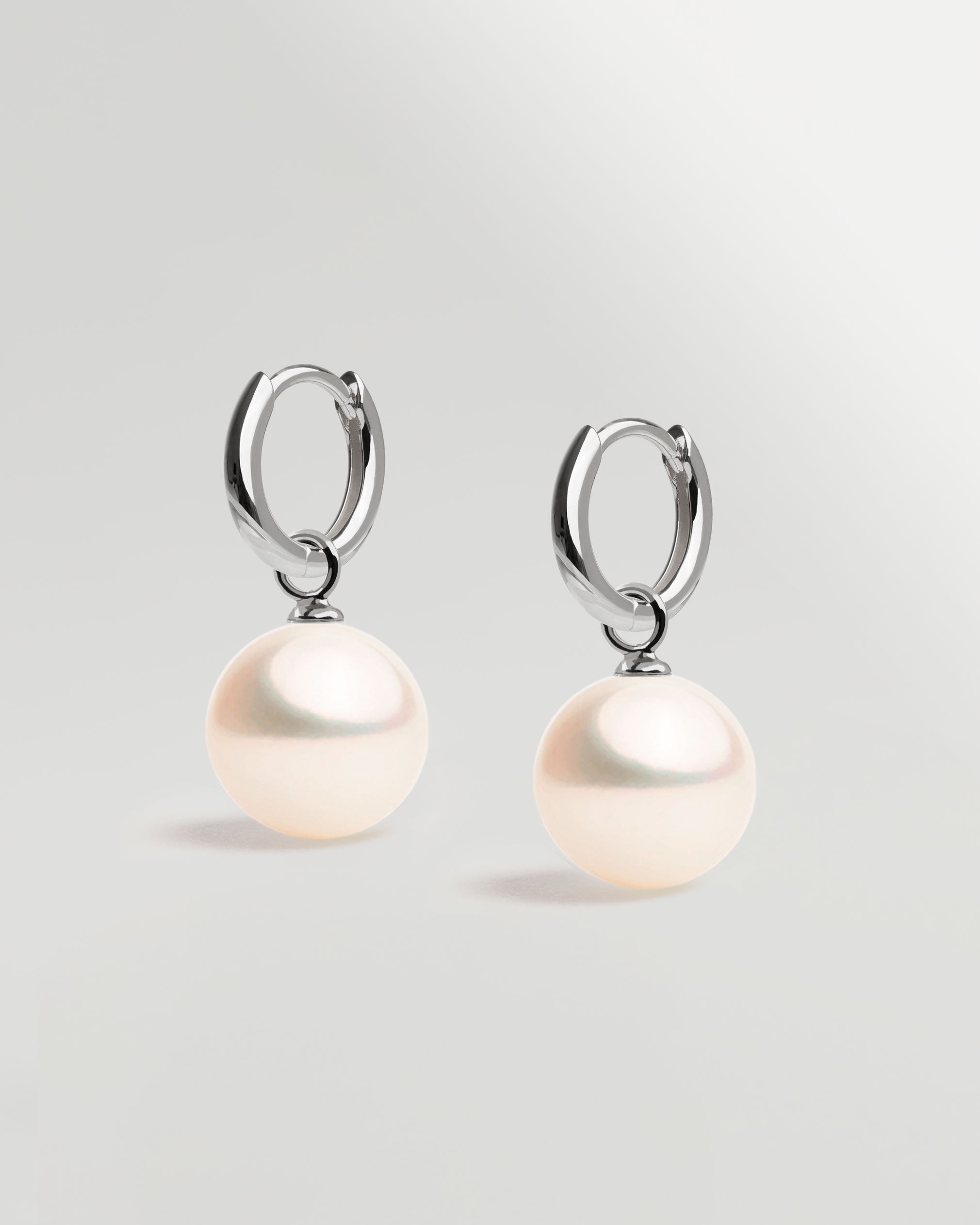 Aros de oro blanco de 18k con perla redonda