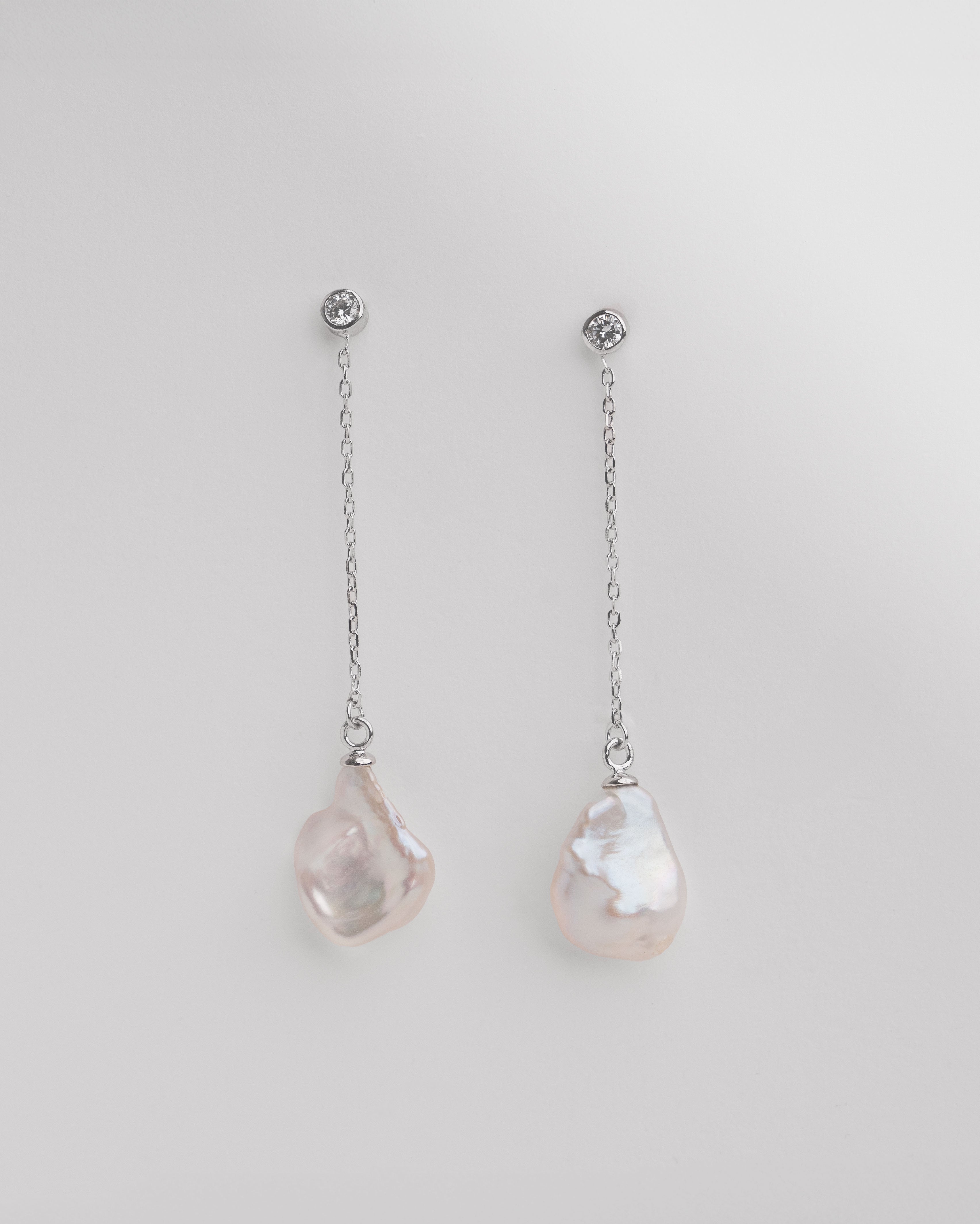 Pendientes de Perlas Keshi Cultivadas con Cadena de Plata de Ley y Circonita Secret & You