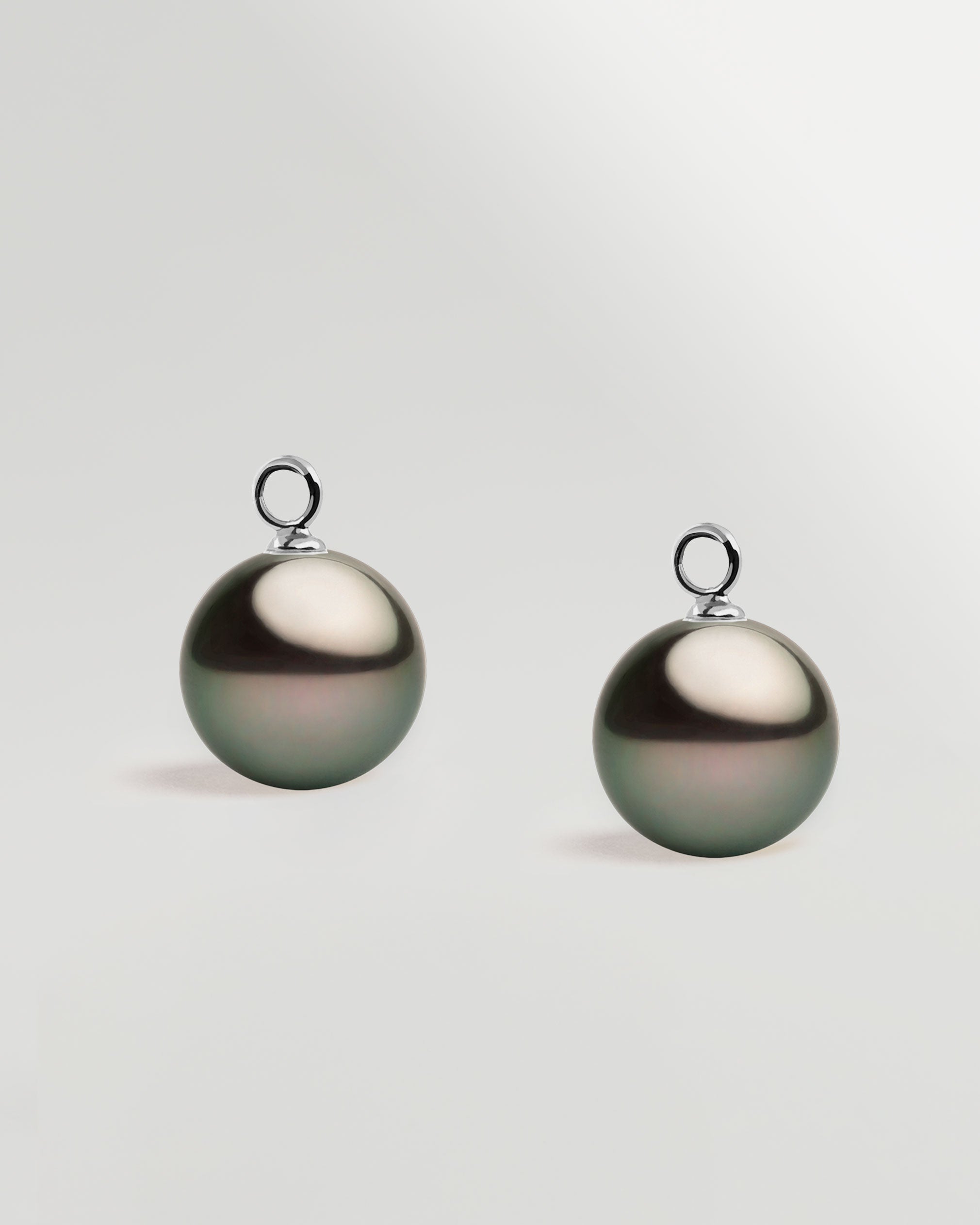 Charms de Oro Blanco de 18k con Perla Tahití Redonda