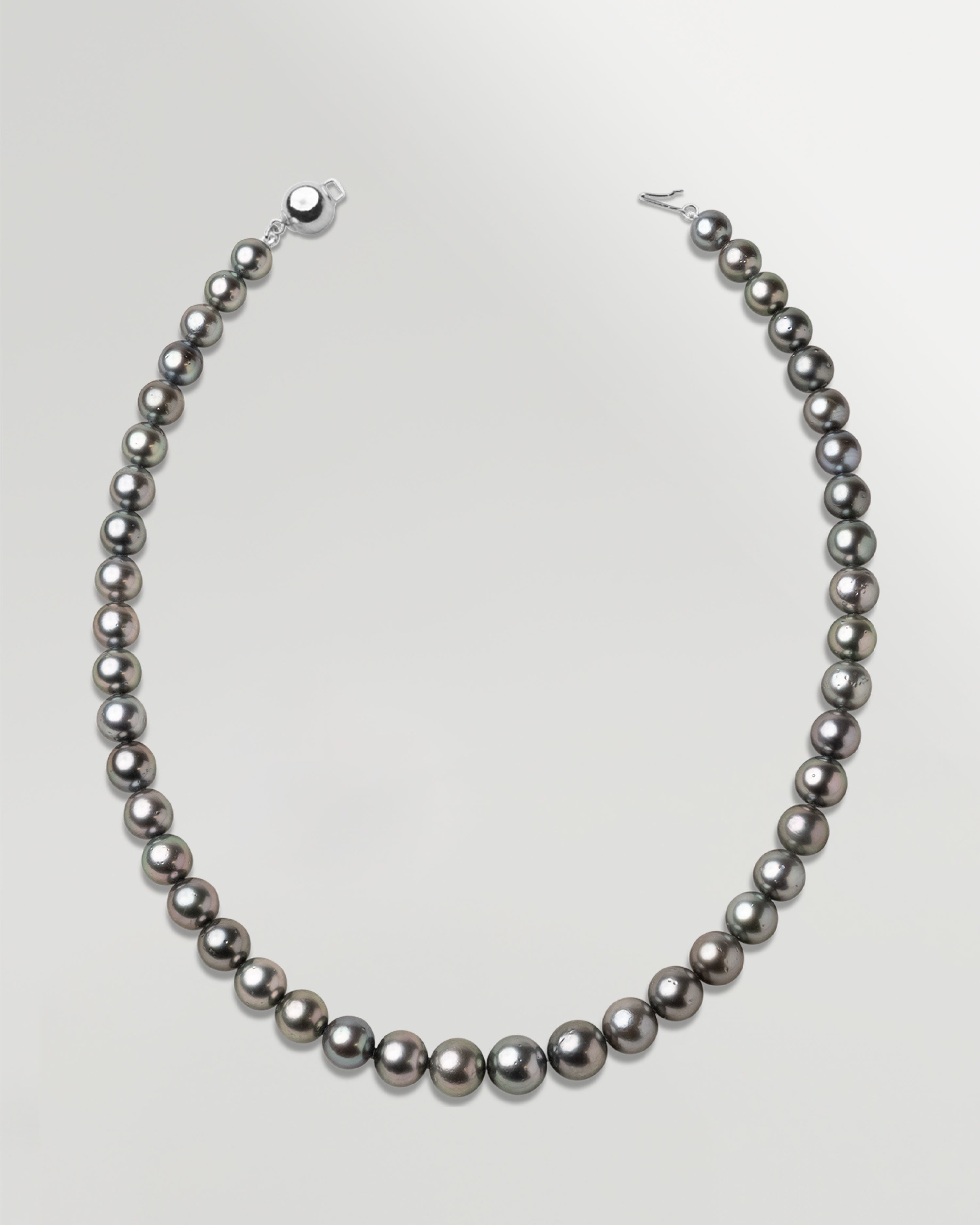 Collar de perlas cultivadas naturales Tahití redondas de 8,2 a 11,2 mm de color gris plateado.