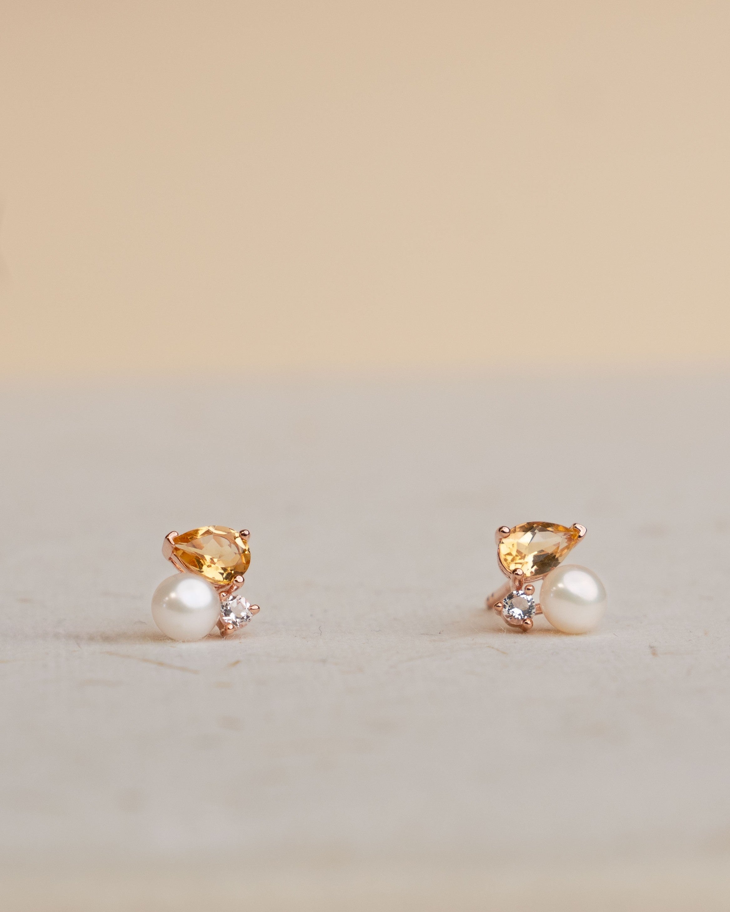 Pendientes Bhutto de Perla Cultivada de Agua dulce 4.5-5mm, Citrino y Topacio