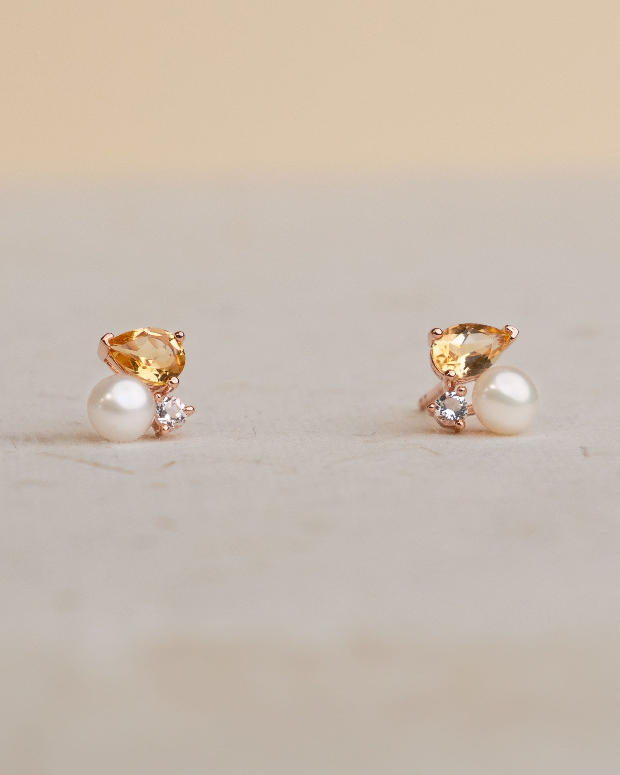 Pendientes Bhutto de Perla Cultivada de Agua dulce 4.5-5mm, Citrino y Topacio