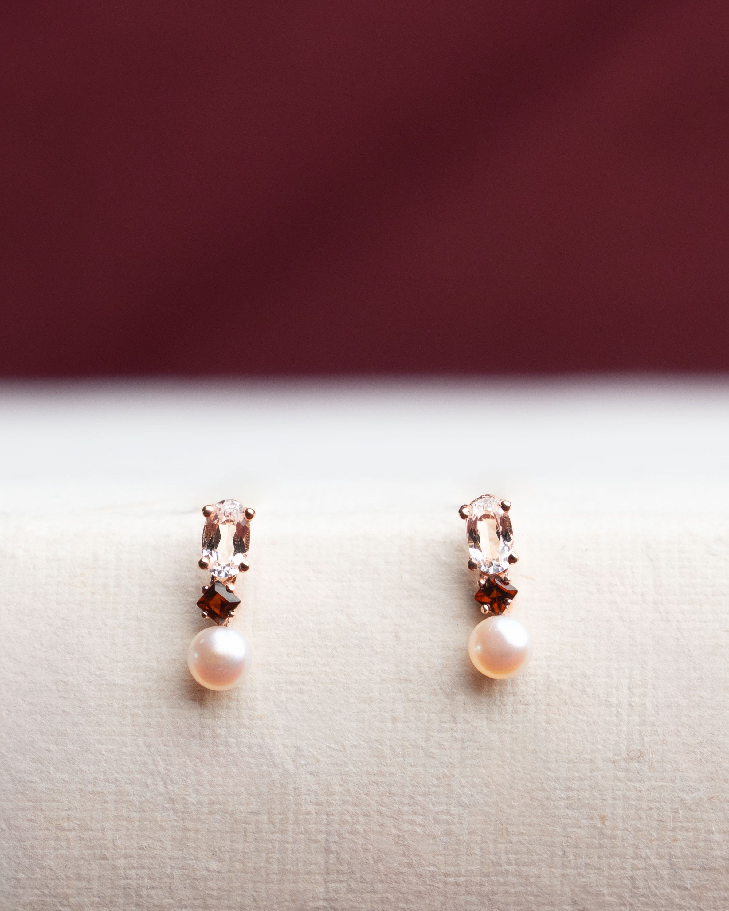 Pendientes Blackwell de Perla Cultivada de Agua dulce 4-4.5mm, Granate y Topacio