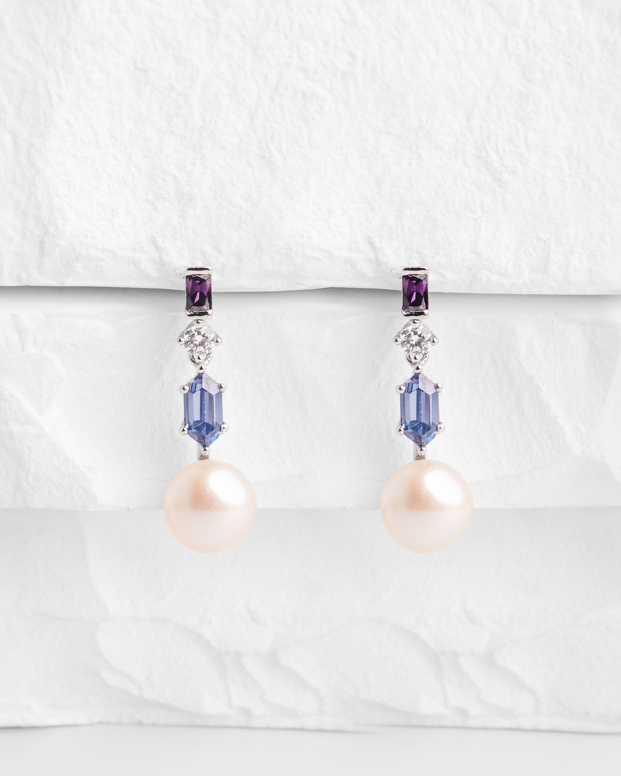 Pendientes Dickinson de Perla Cultivada de Agua dulce 7-7.5mm, Circonita, Amatista y Tanzanita Secret&You
