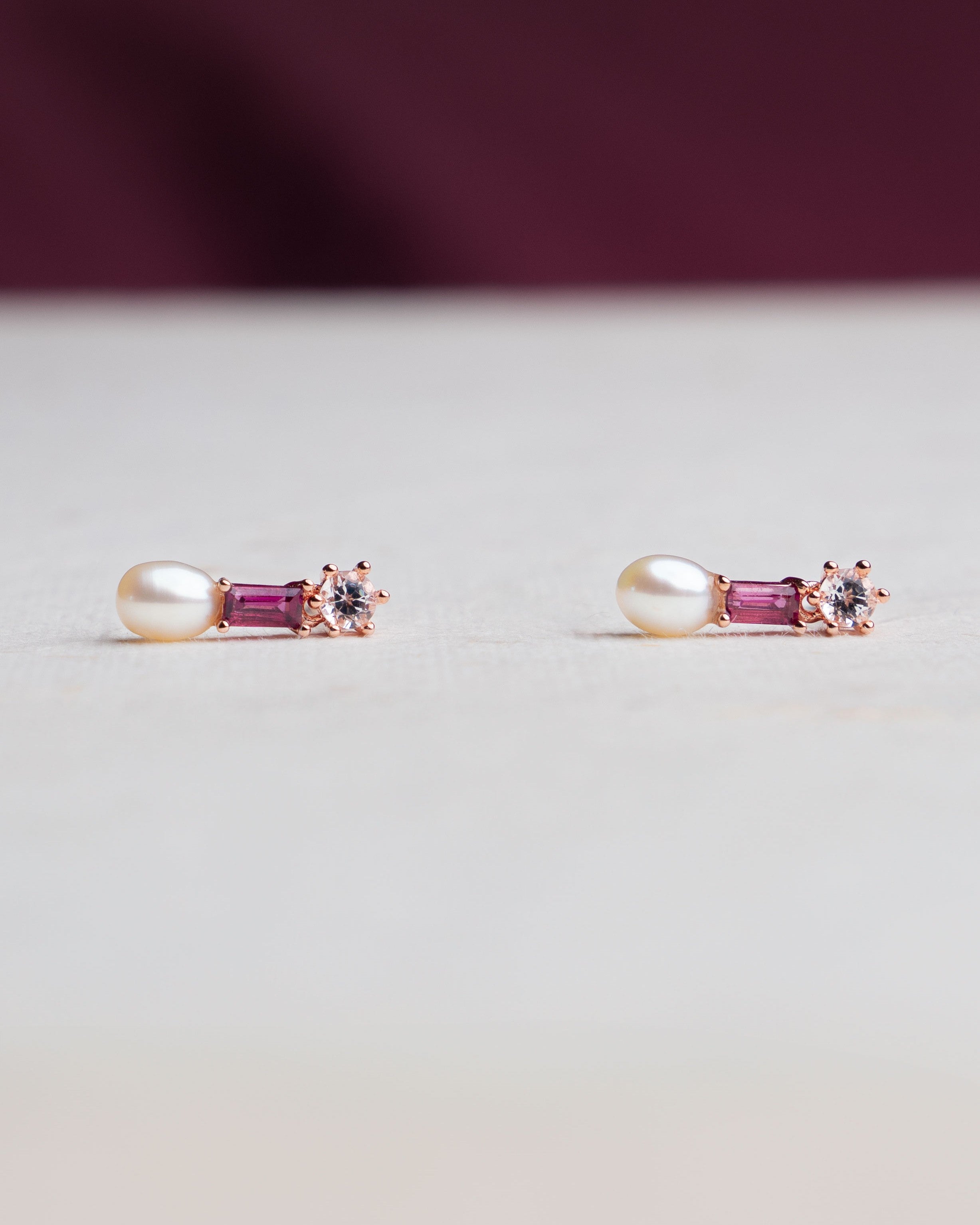 Pendientes Frank de Perla Cultivada de Agua dulce 4-4.5mm, Rodolita y Topacio