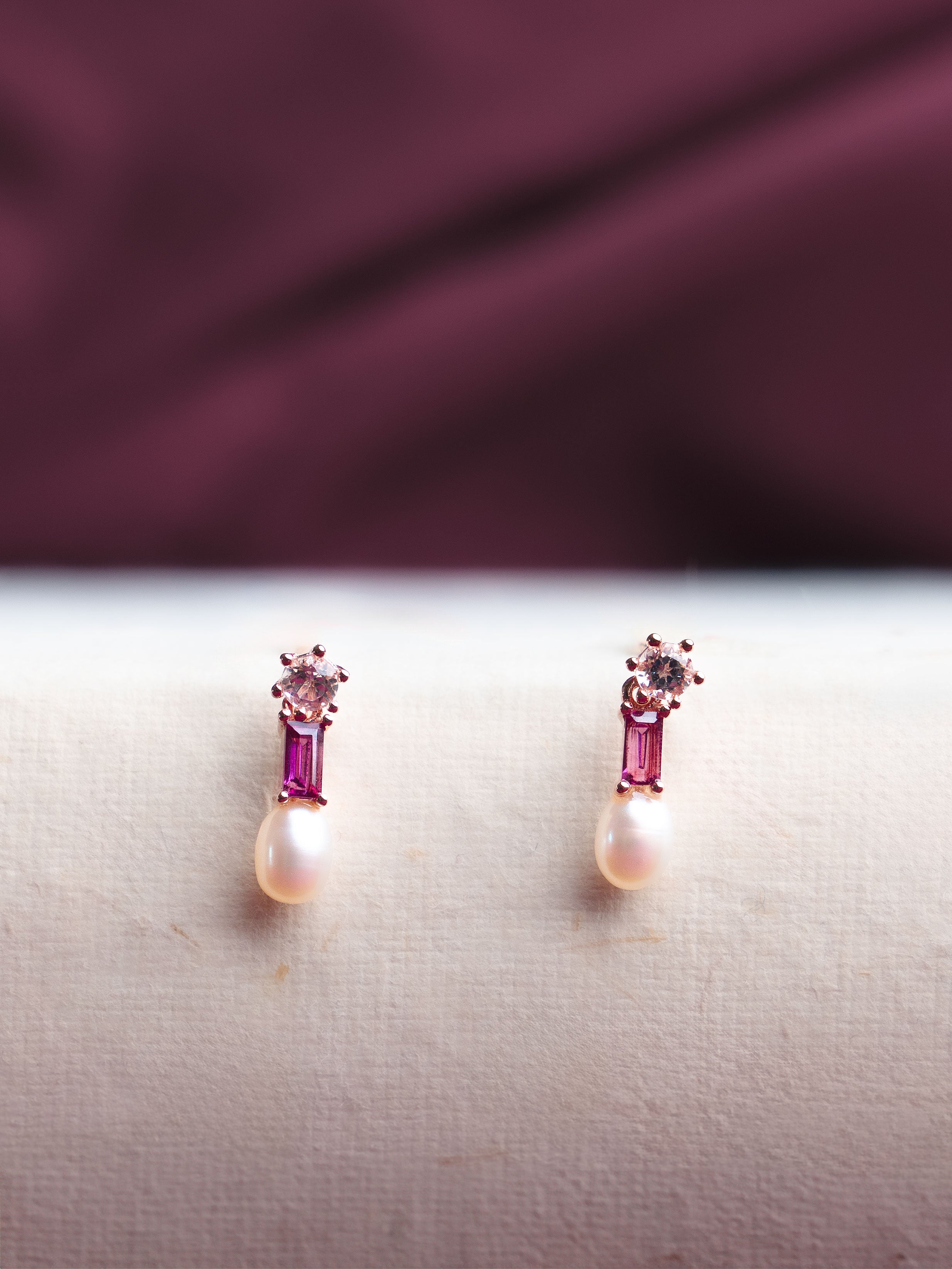 Pendientes Frank de Perla Cultivada de Agua dulce 4-4.5mm, Rodolita y Topacio