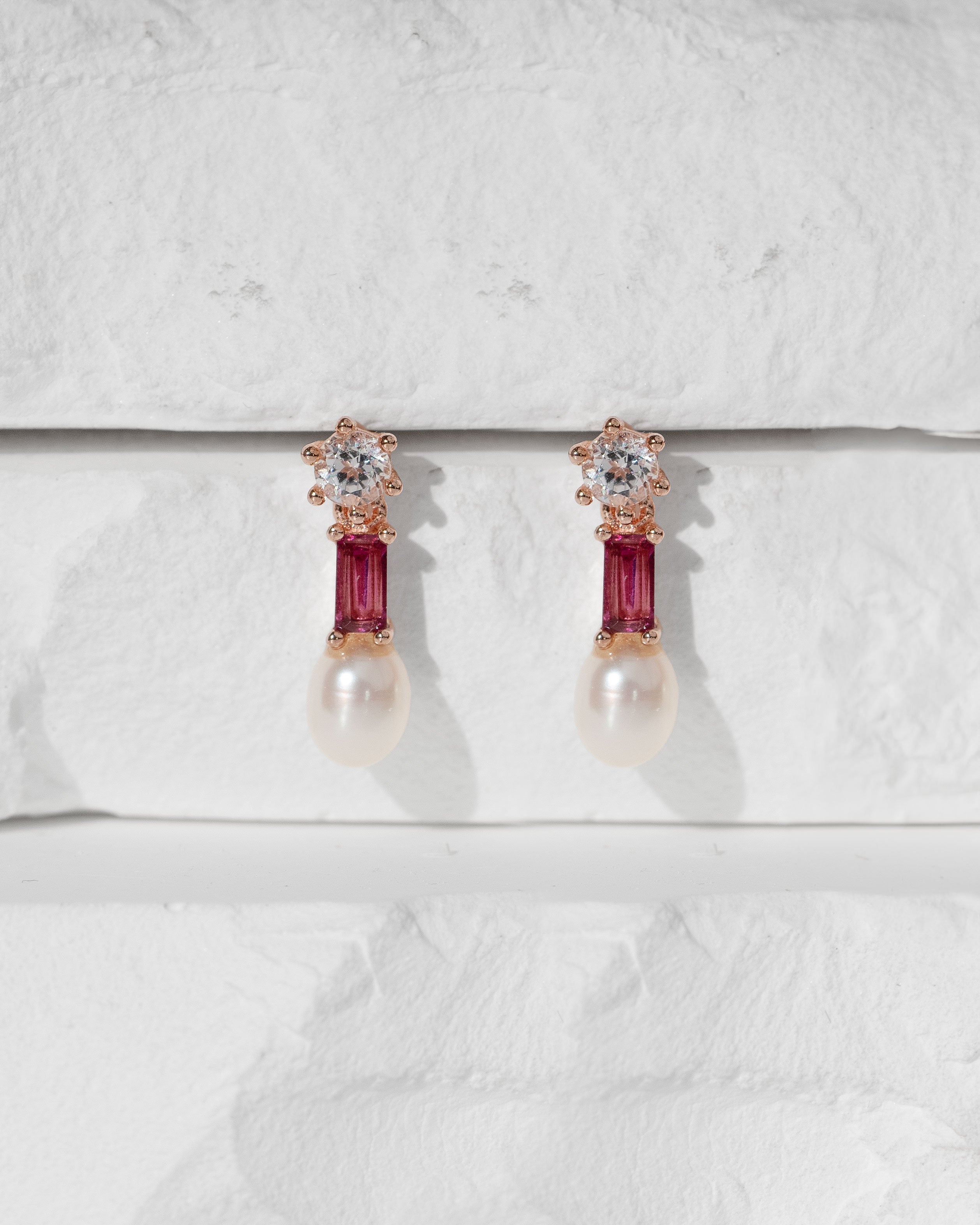 Pendientes Frank de Perla Cultivada de Agua dulce 4-4.5mm, Rodolita y Topacio