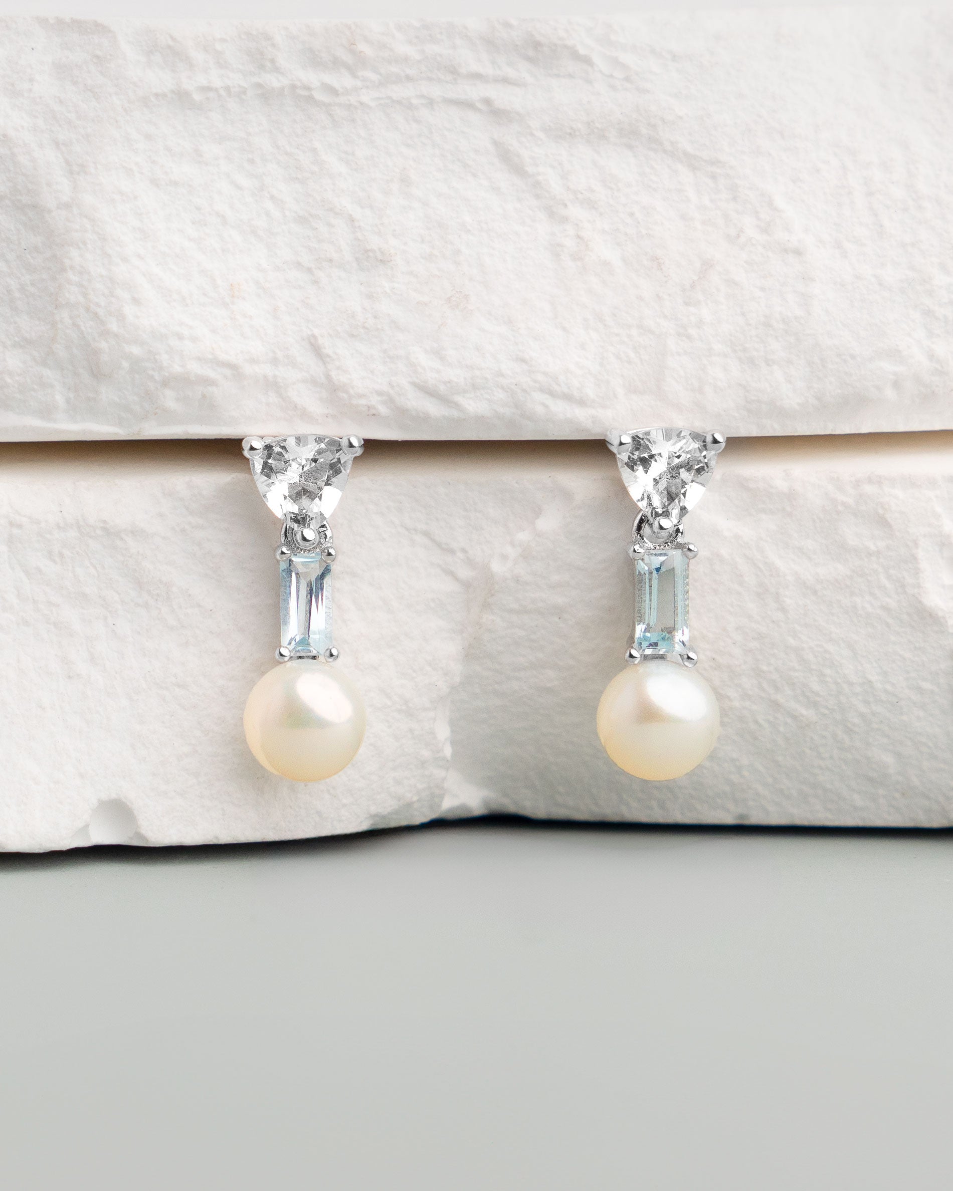 Pendientes Garvey de Perla Cultivada de Agua dulce 4.5-5mm y Topacios