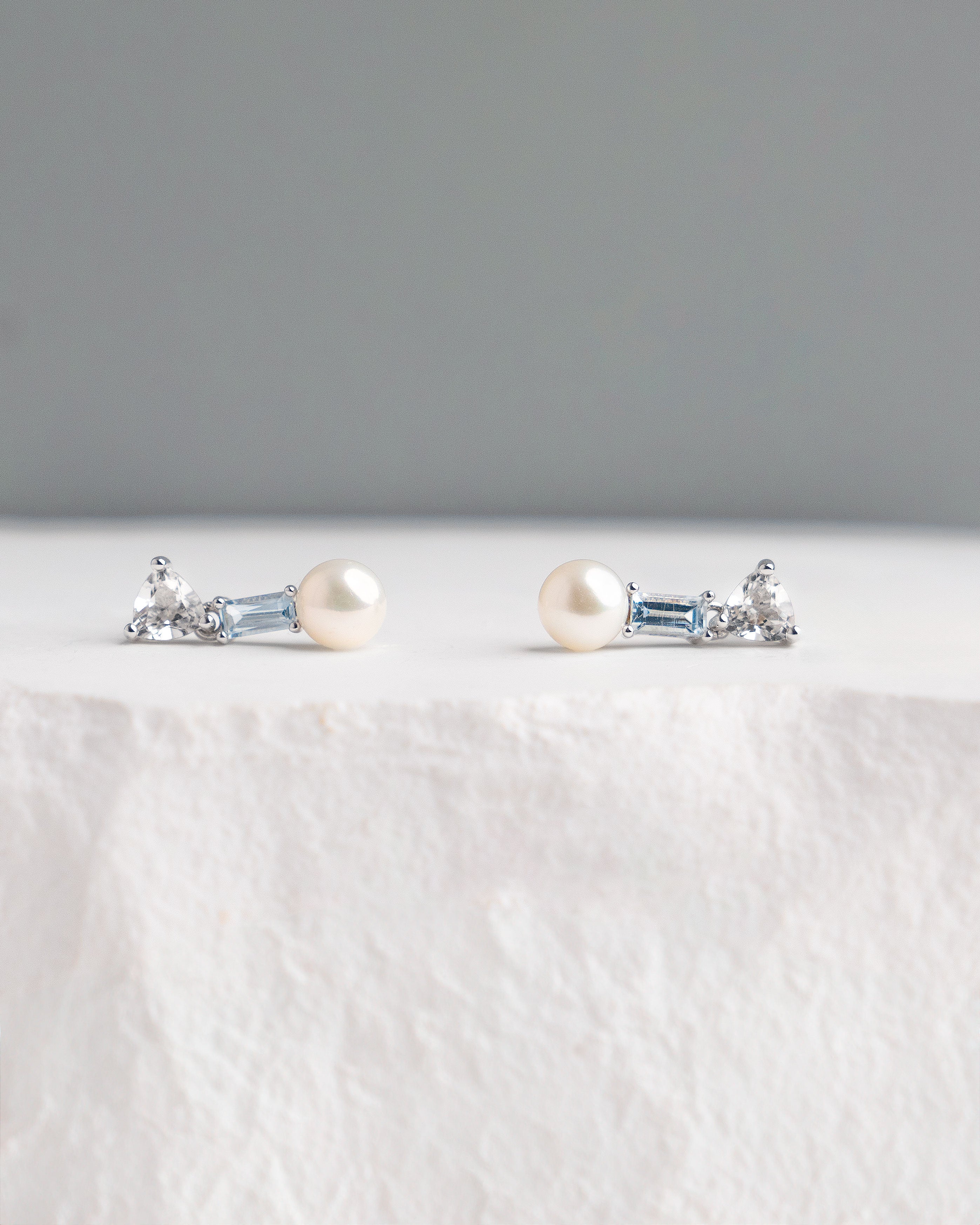 Pendientes Garvey de Perla Cultivada de Agua dulce 4.5-5mm y Topacios