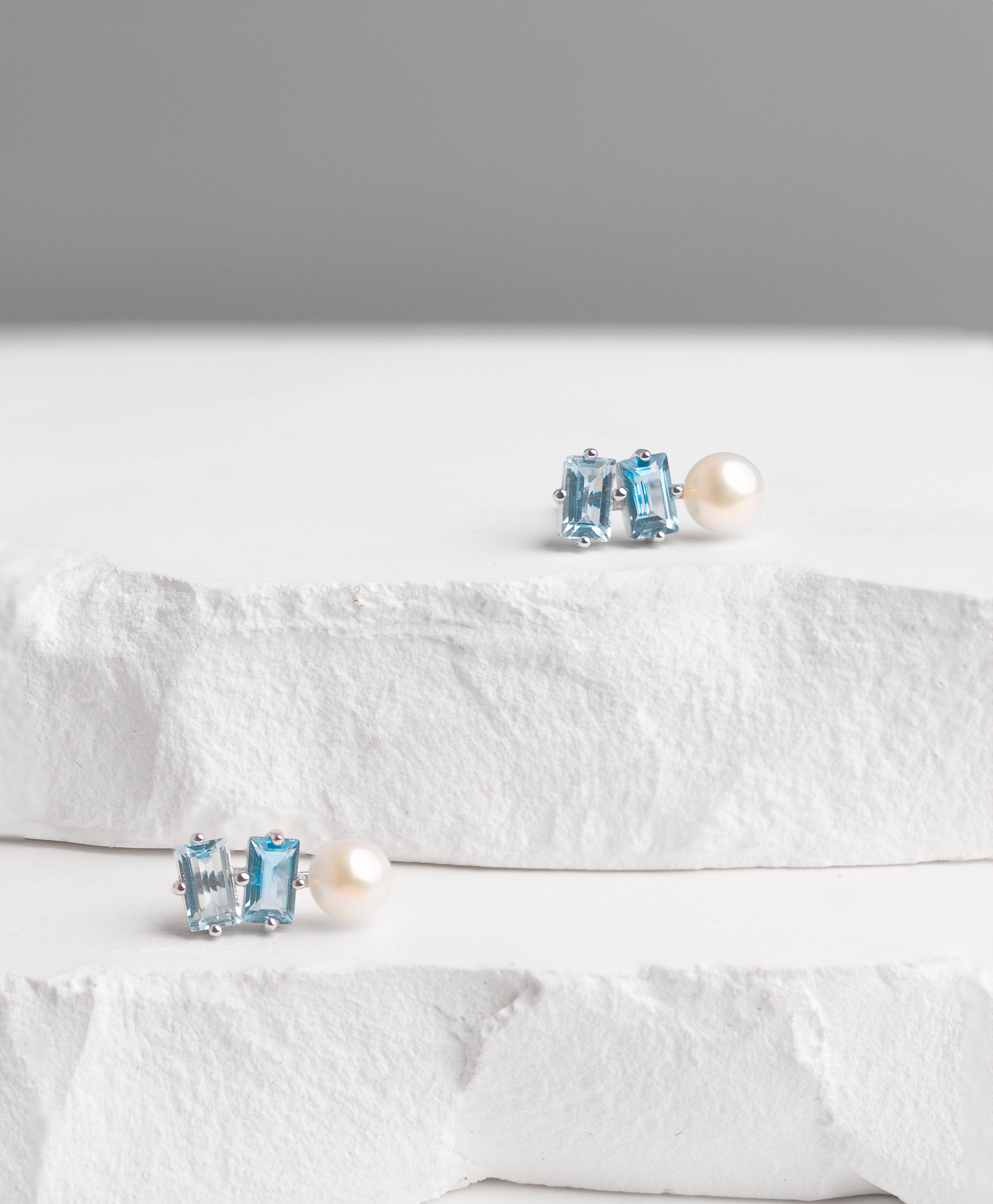 Pendientes Holiday de Perla Cultivada de Agua dulce 4.5-5mm y Topacios azules