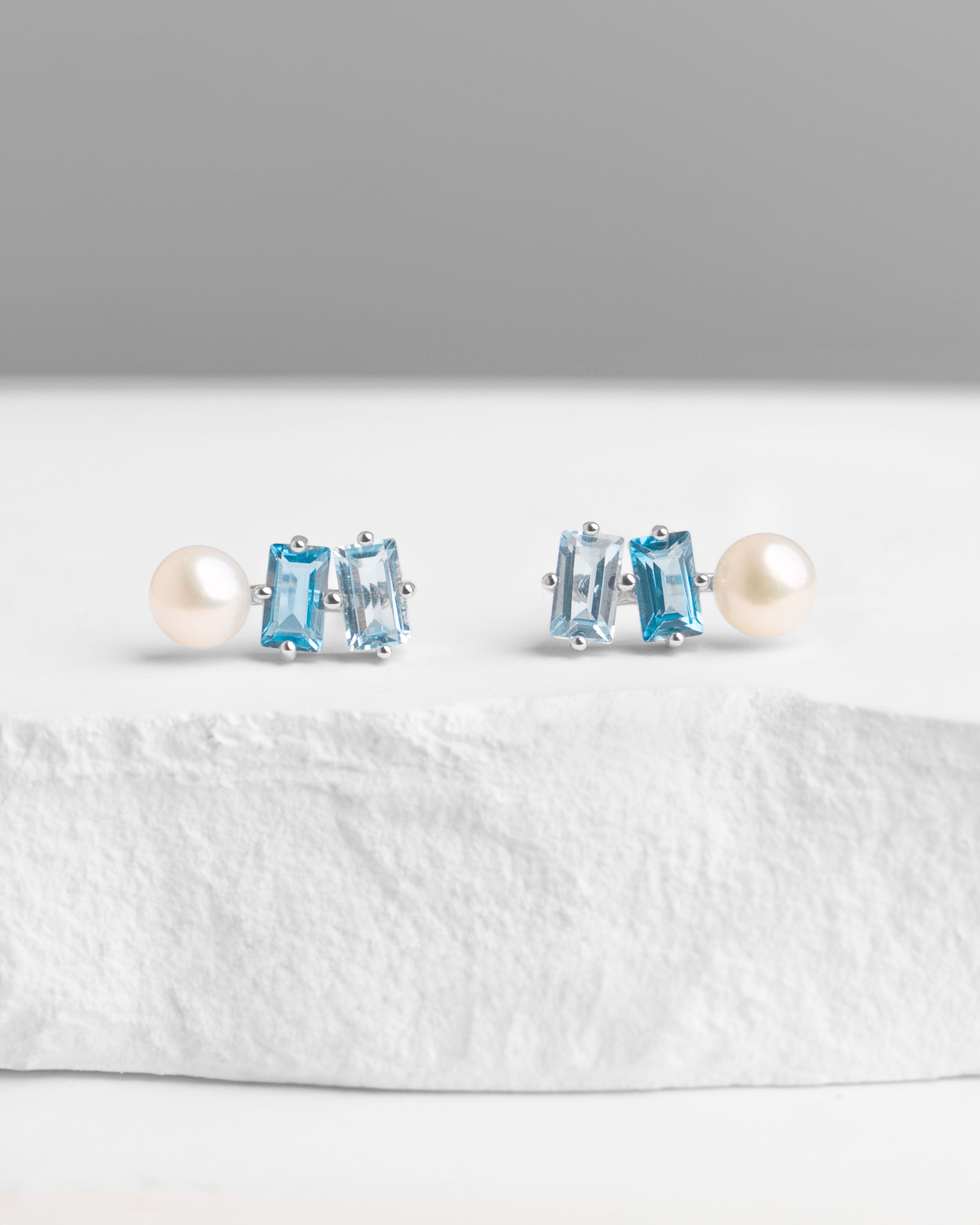 Pendientes Holiday de Perla Cultivada de Agua dulce 4.5-5mm y Topacios azules