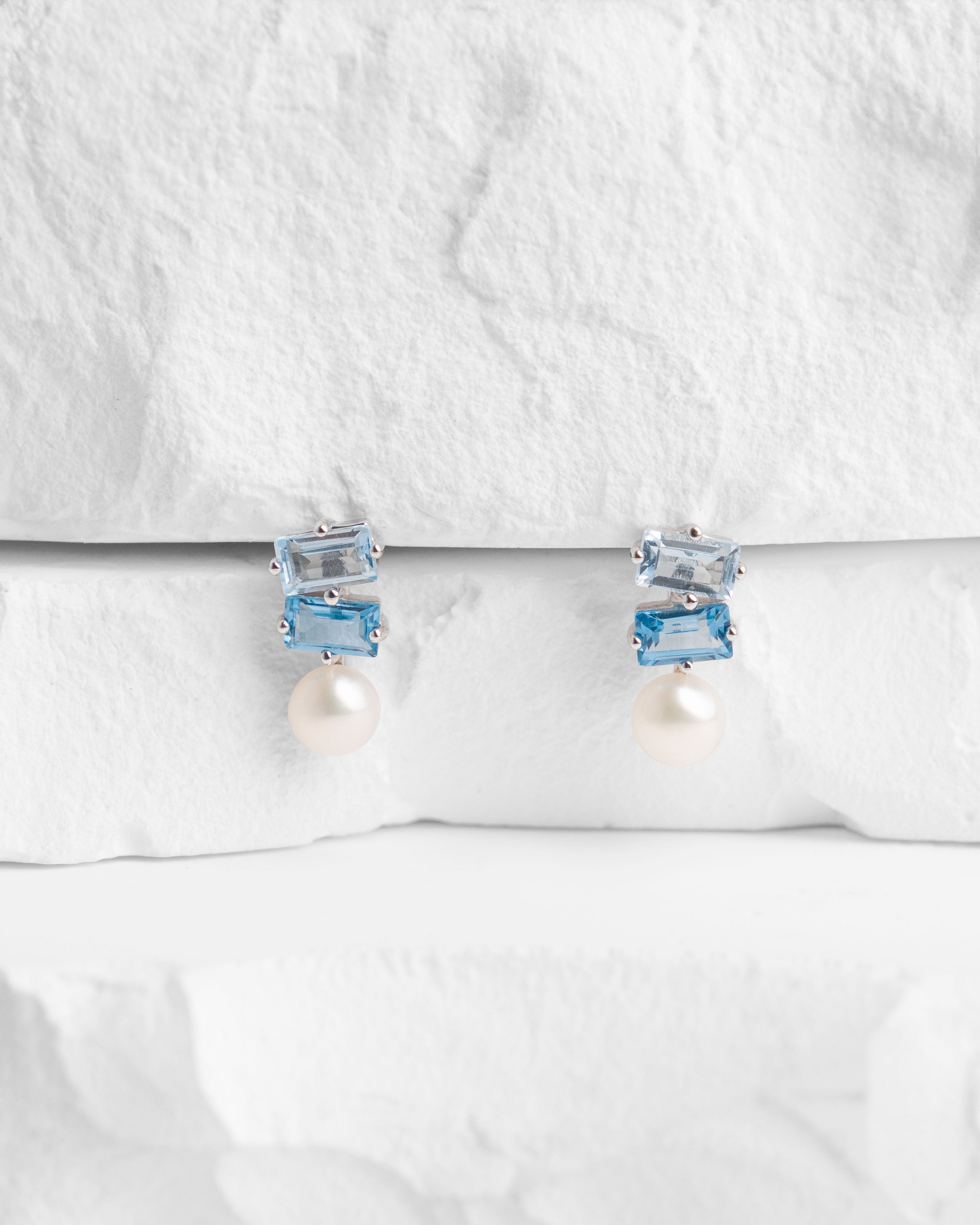 Pendientes Holiday de Perla Cultivada de Agua dulce 4.5-5mm y Topacios azules