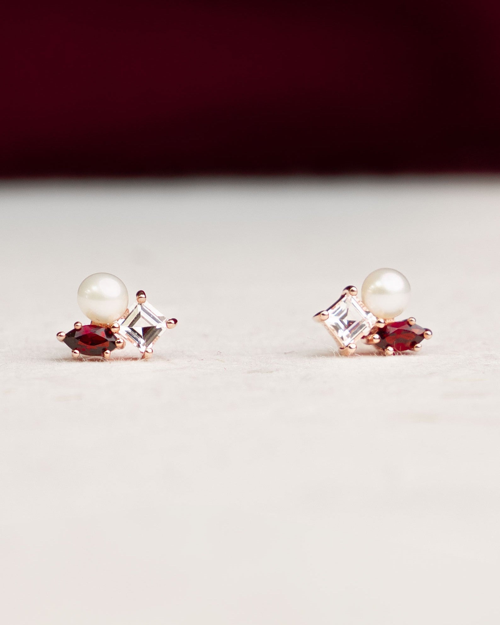 Pendientes Jane de Perla Cultivada de Agua dulce 3.5-4mm, Granate y Topacio