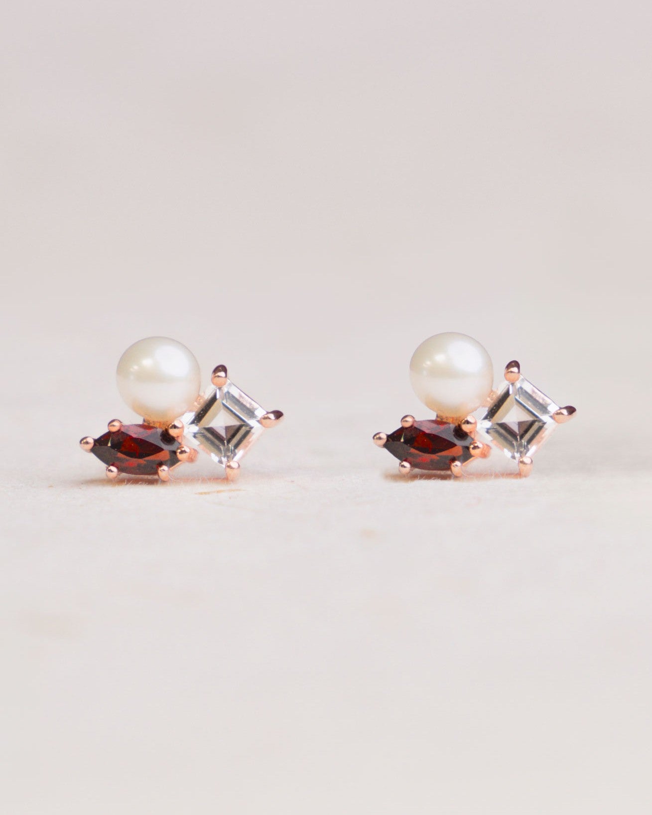 Pendientes Jane de Perla Cultivada de Agua dulce 3.5-4mm, Granate y Topacio