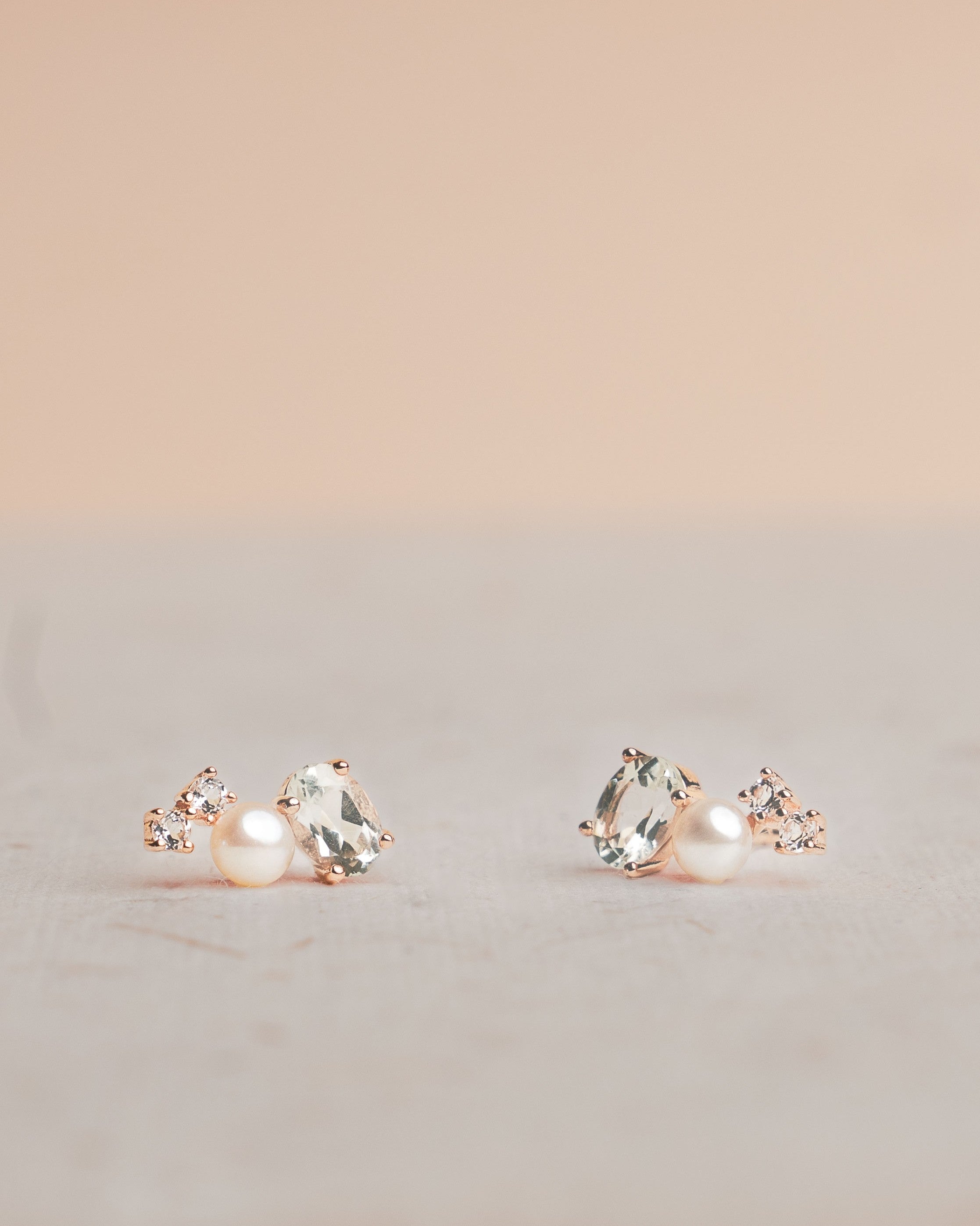 Pendientes Moud de Perla Cultivada de Agua dulce 4-4.5mm, Amatista verde y Topacio