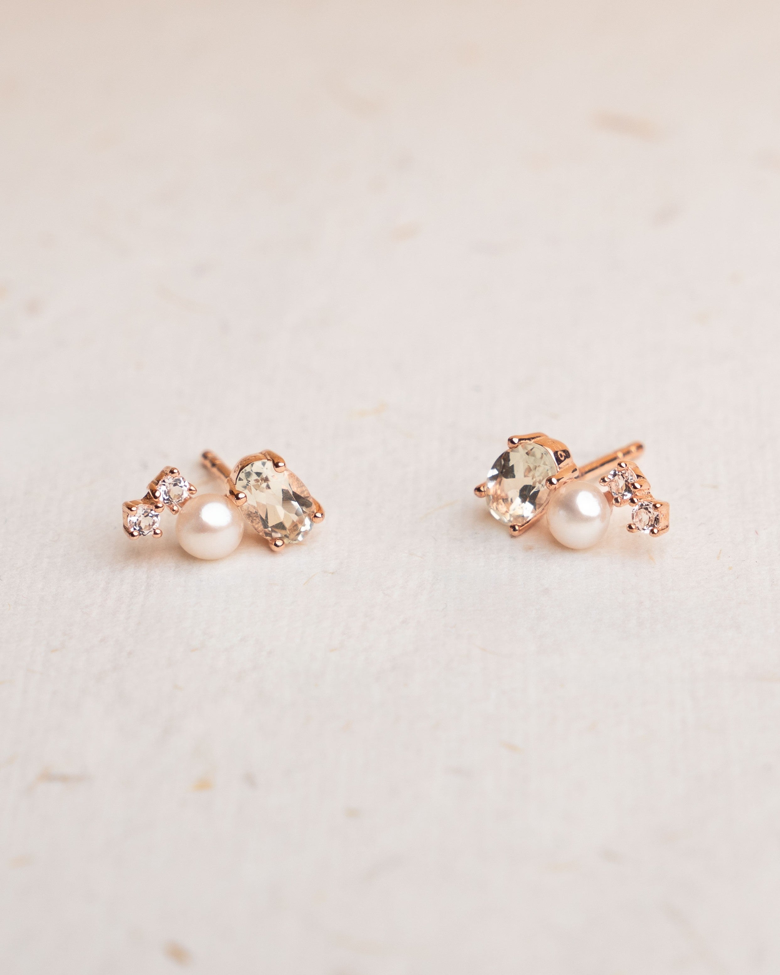 Pendientes Moud de Perla Cultivada de Agua dulce 4-4.5mm, Amatista verde y Topacio