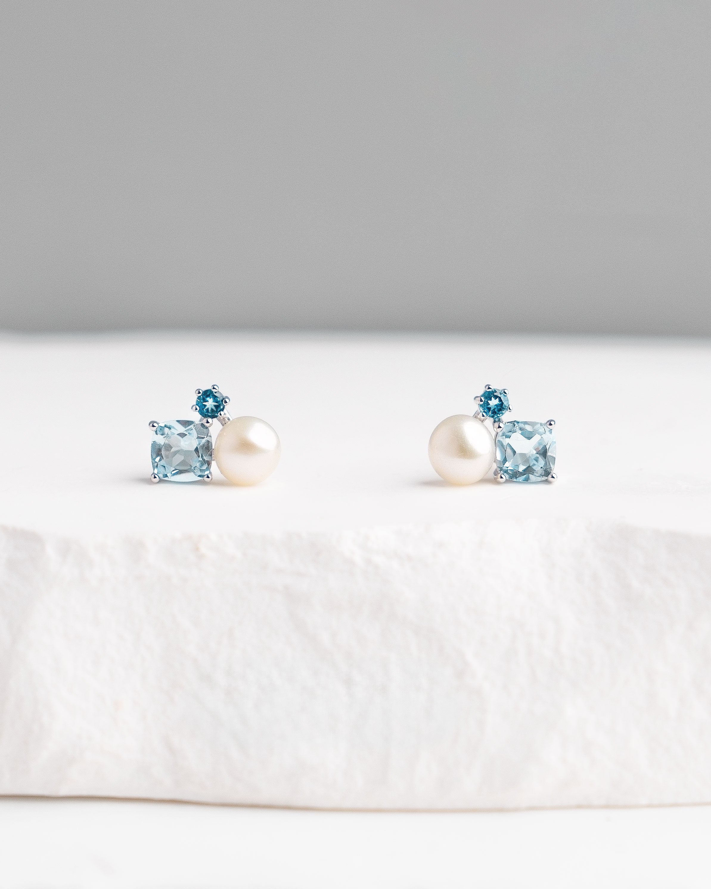 Pendientes Plath de Perla Cultivada de Agua dulce 4.5-5mm y Topacios azules
