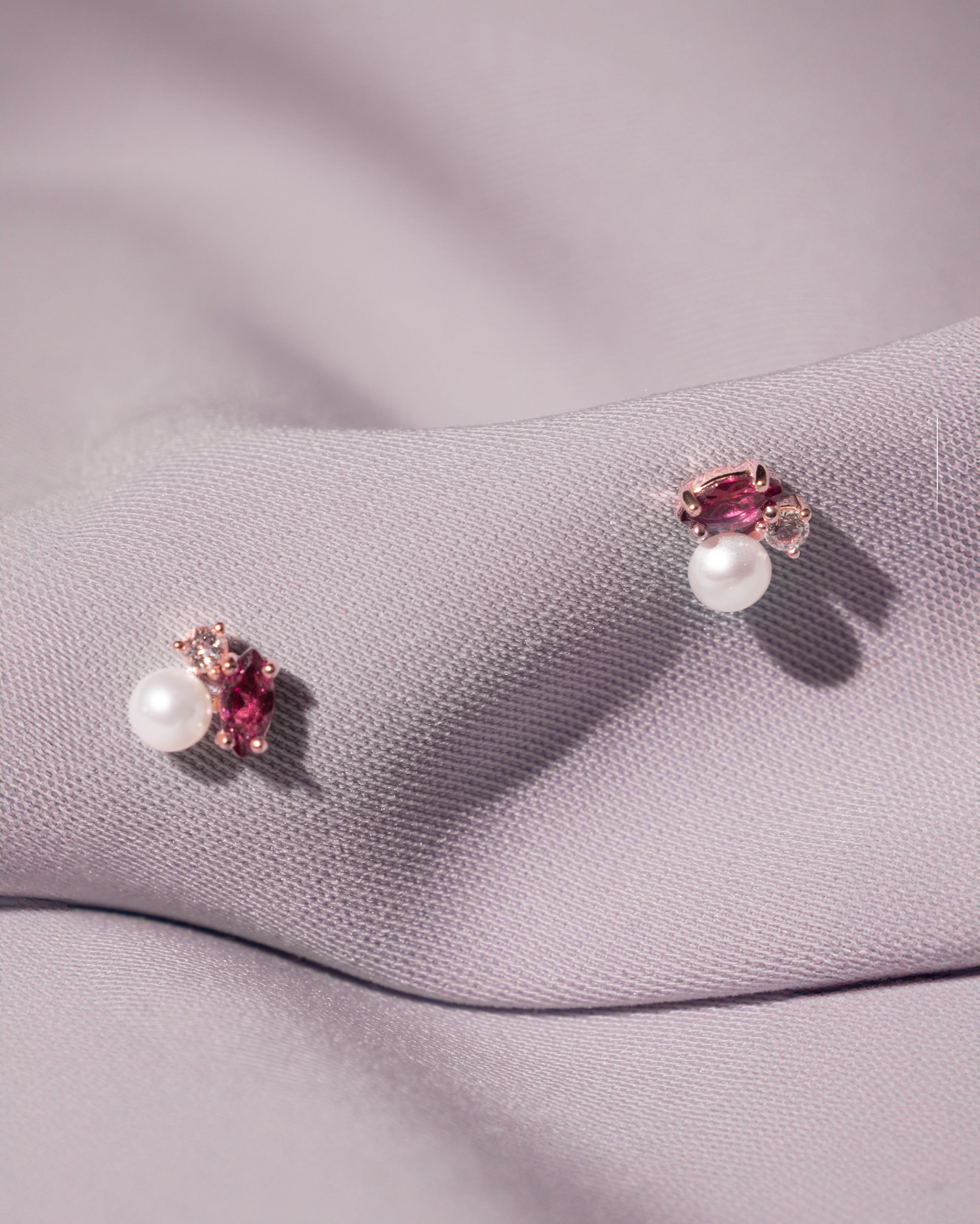 Pendientes Rosalind de Perla Cultivada de Agua dulce 4.5-5mm, Rodolita y Topacio