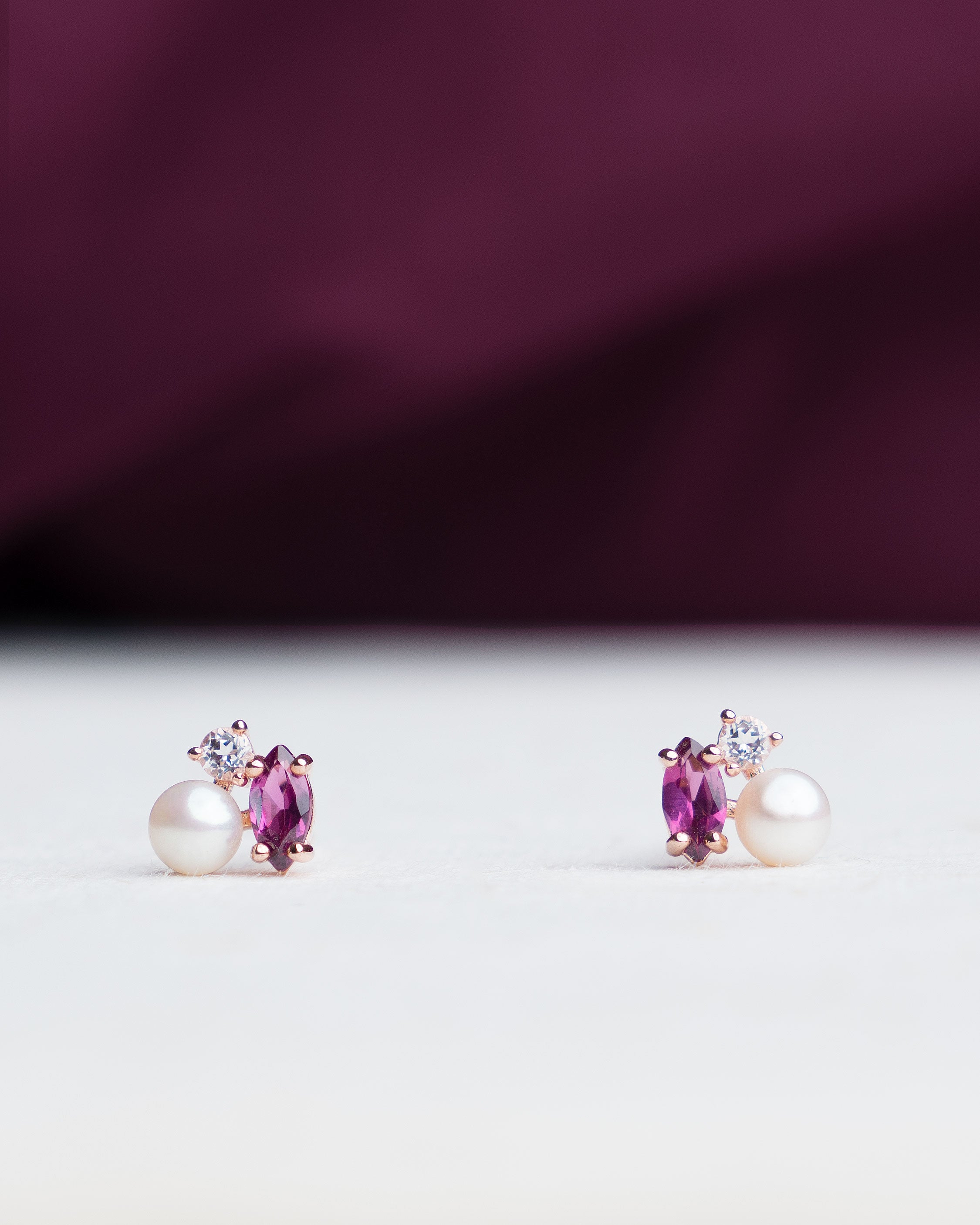 Pendientes Rosalind de Perla Cultivada de Agua dulce 4.5-5mm, Rodolita y Topacio