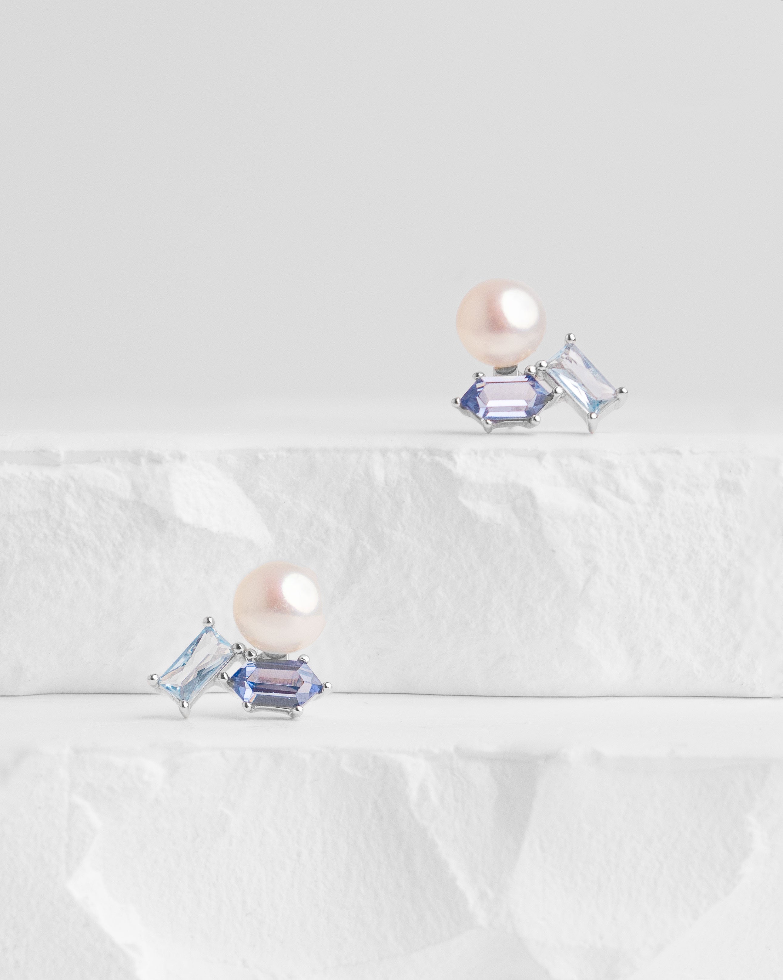 Pendientes Shelley de Perla Cultivada de Agua dulce 6-6.5mm, Tanzanita y Espinela azul
