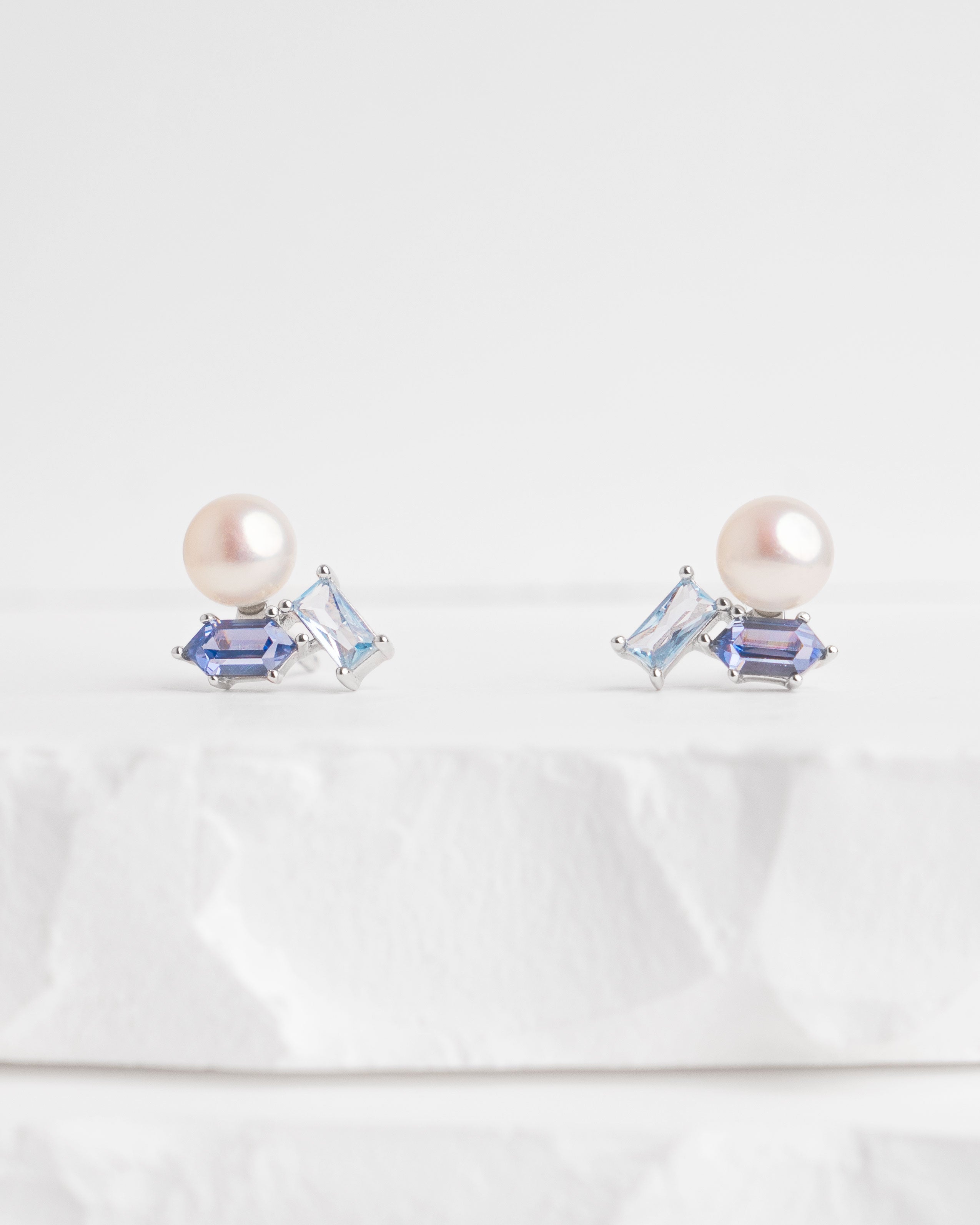 Pendientes Shelley de Perla Cultivada de Agua dulce 6-6.5mm, Tanzanita y Espinela azul