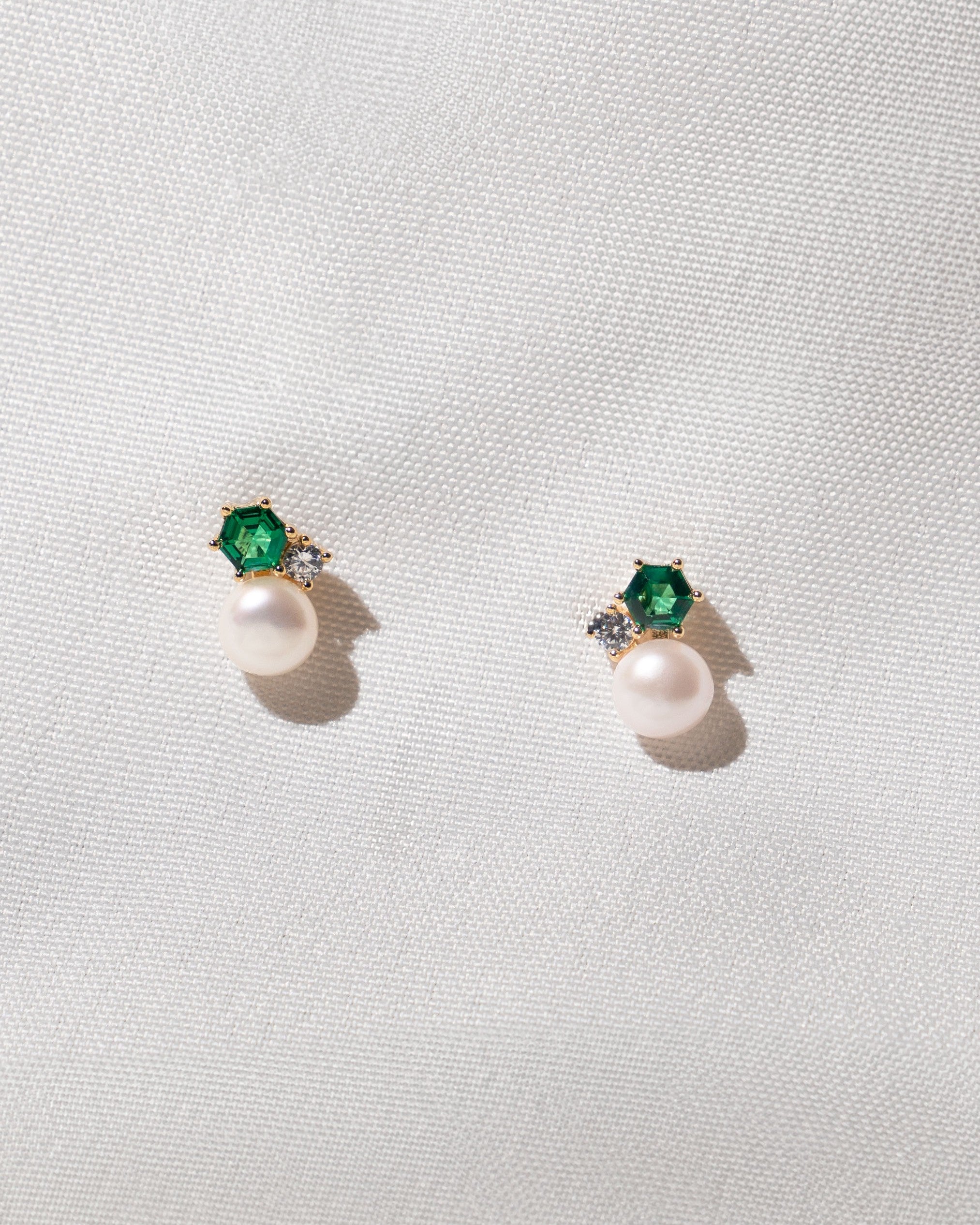 Pendientes Woolf de Perlas Cultivadas de Agua dulce 6-6.5mm, Esmeralda sintética y Circonita