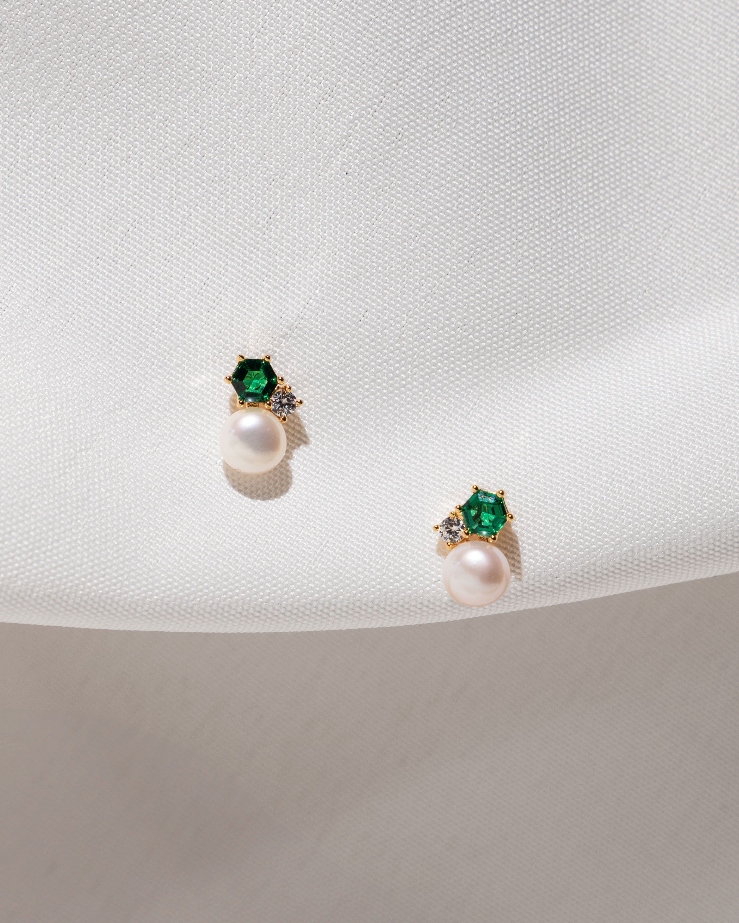 Pendientes Woolf de Perlas Cultivadas de Agua dulce 6-6.5mm, Esmeralda sintética y Circonita