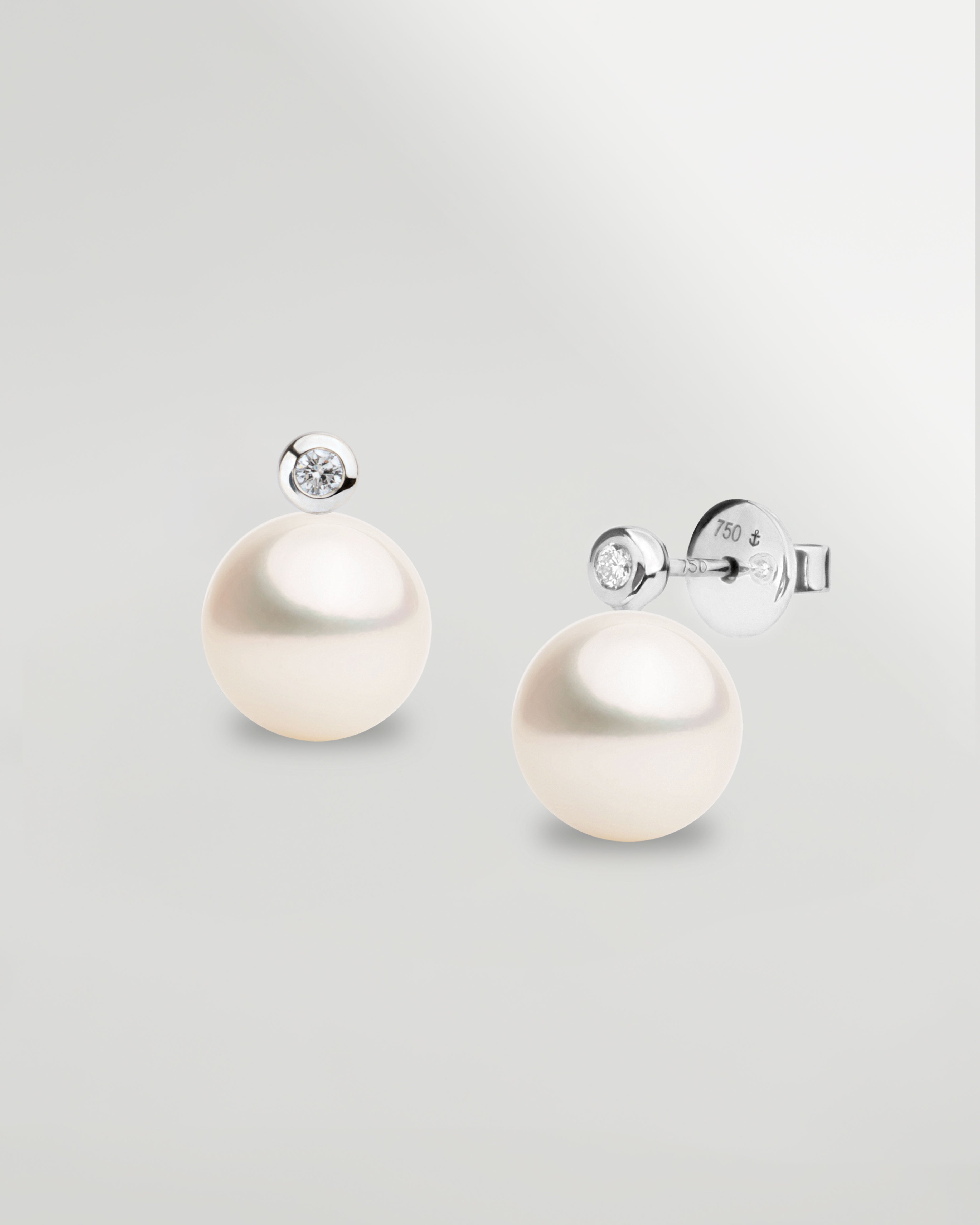 Pendientes Lyra con Perlas Agua dulce y Diamantes Redondos en Oro Blanco | 9- 10 mm