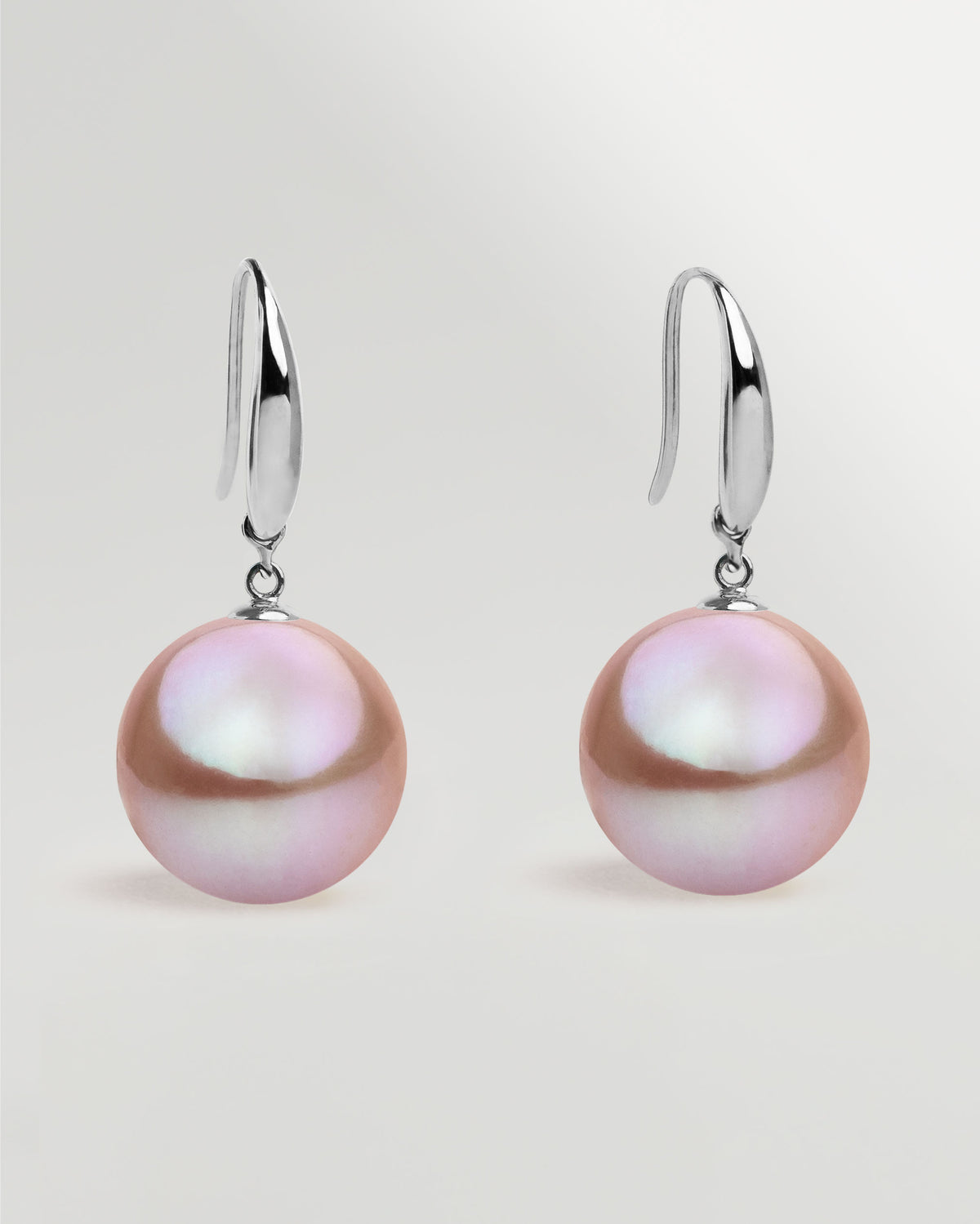 Pendientes de gancho corto en oro blanco 18k y Perla Agua Dulce Lavanda