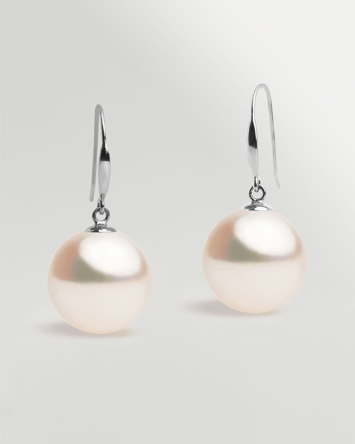 Pendientes Gancho fino en oro blanco 18k y Perla Akoya