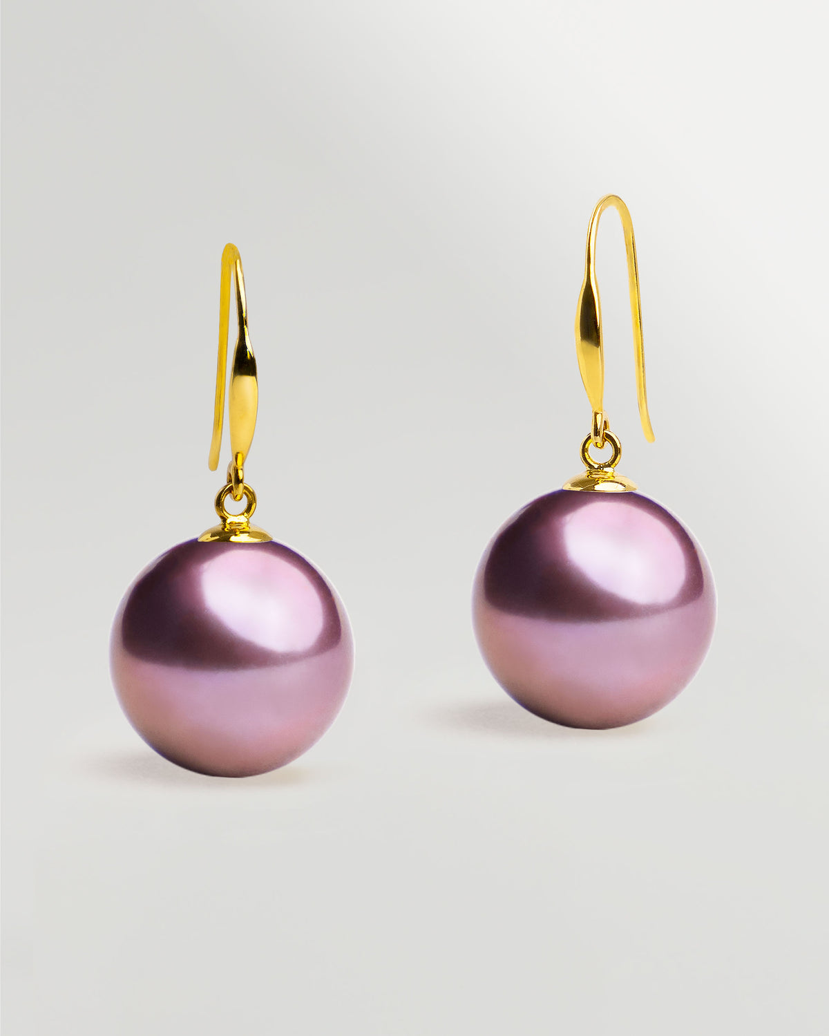 Pendientes Gancho fino en oro amarillo 18k y Perla Agua Dulce Morada