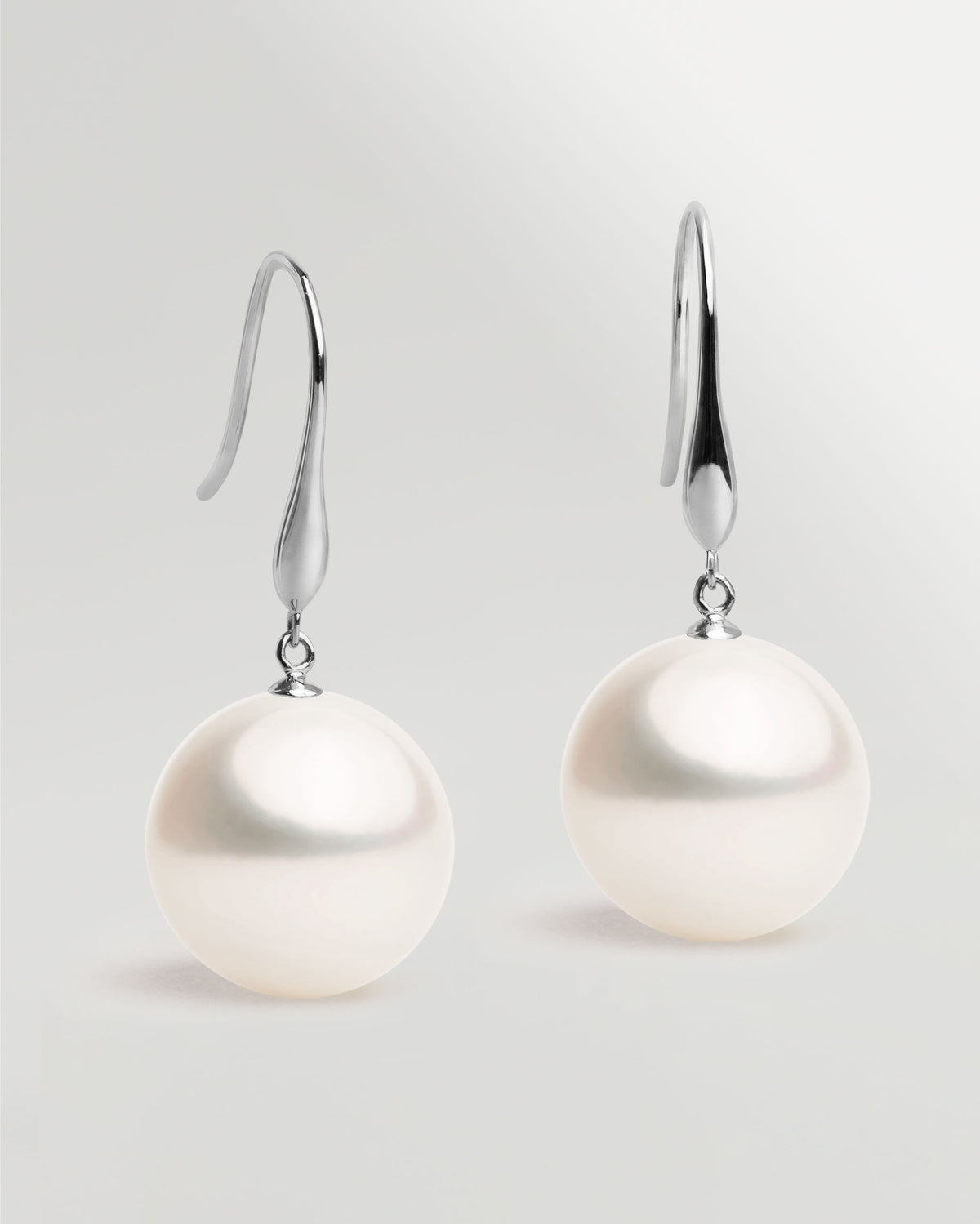 Pendientes de gancho largo en oro blanco 18k y Perla Australiana Blanca