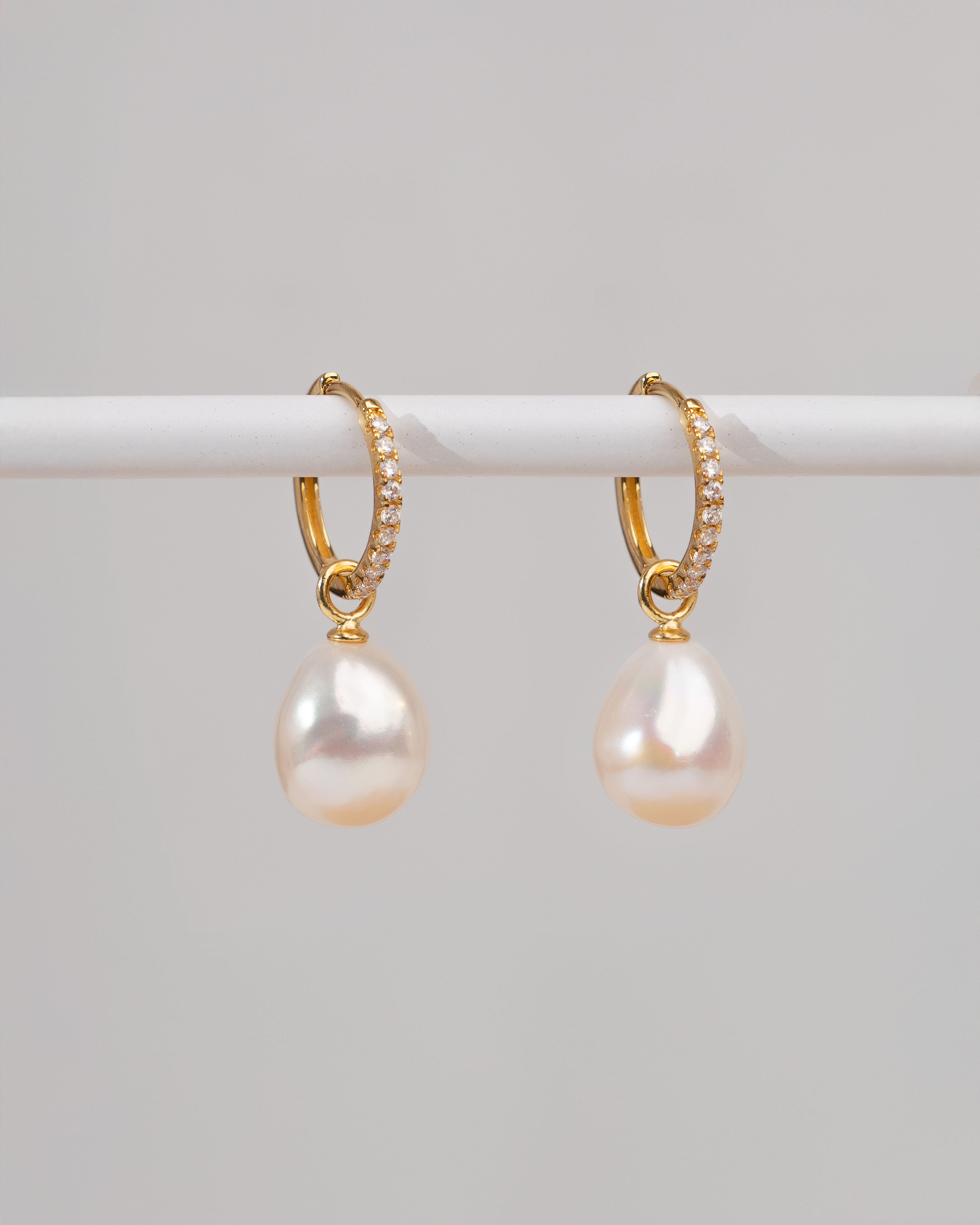 Pendientes de Aro de Oro Vermeil con Circonitas y Perla Barroca - 16 mm