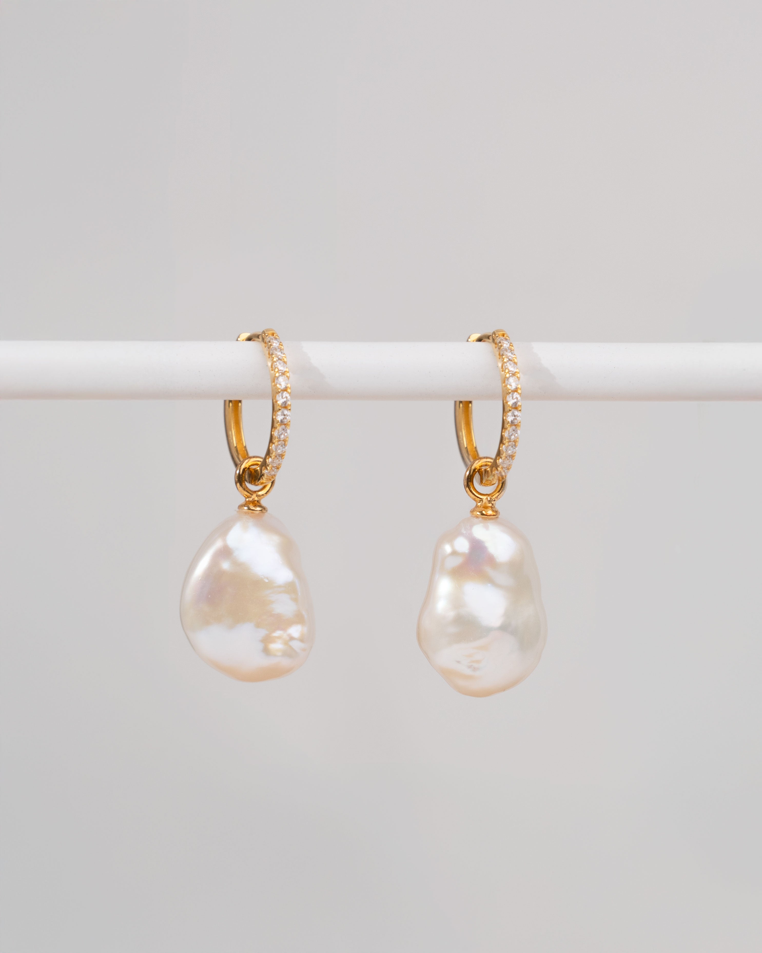 Pendientes de Aro de Oro Vermeil con Circonitas y Perla Keshi - 16mm