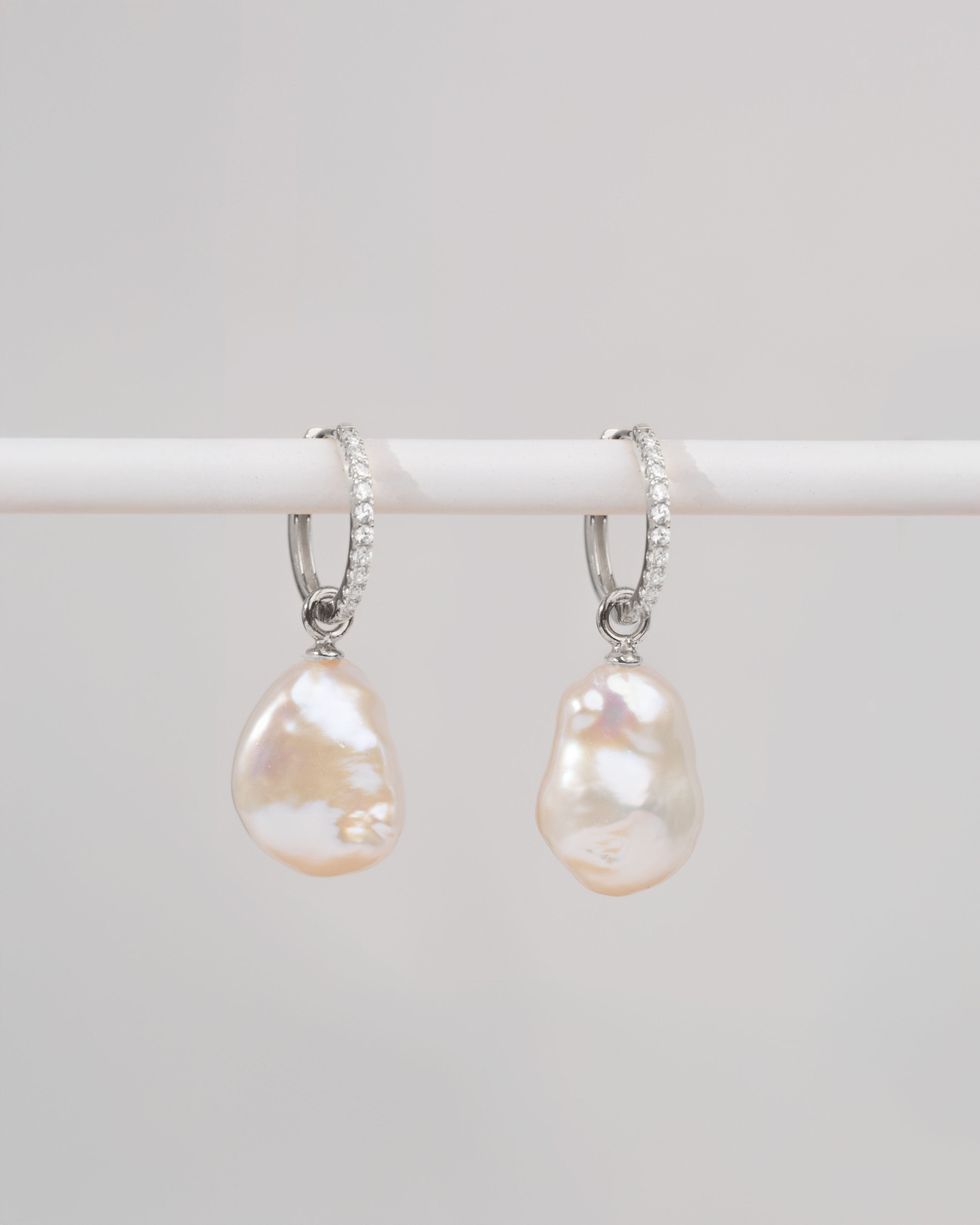 Aros de plata con circonitas y perla keshi 16mm