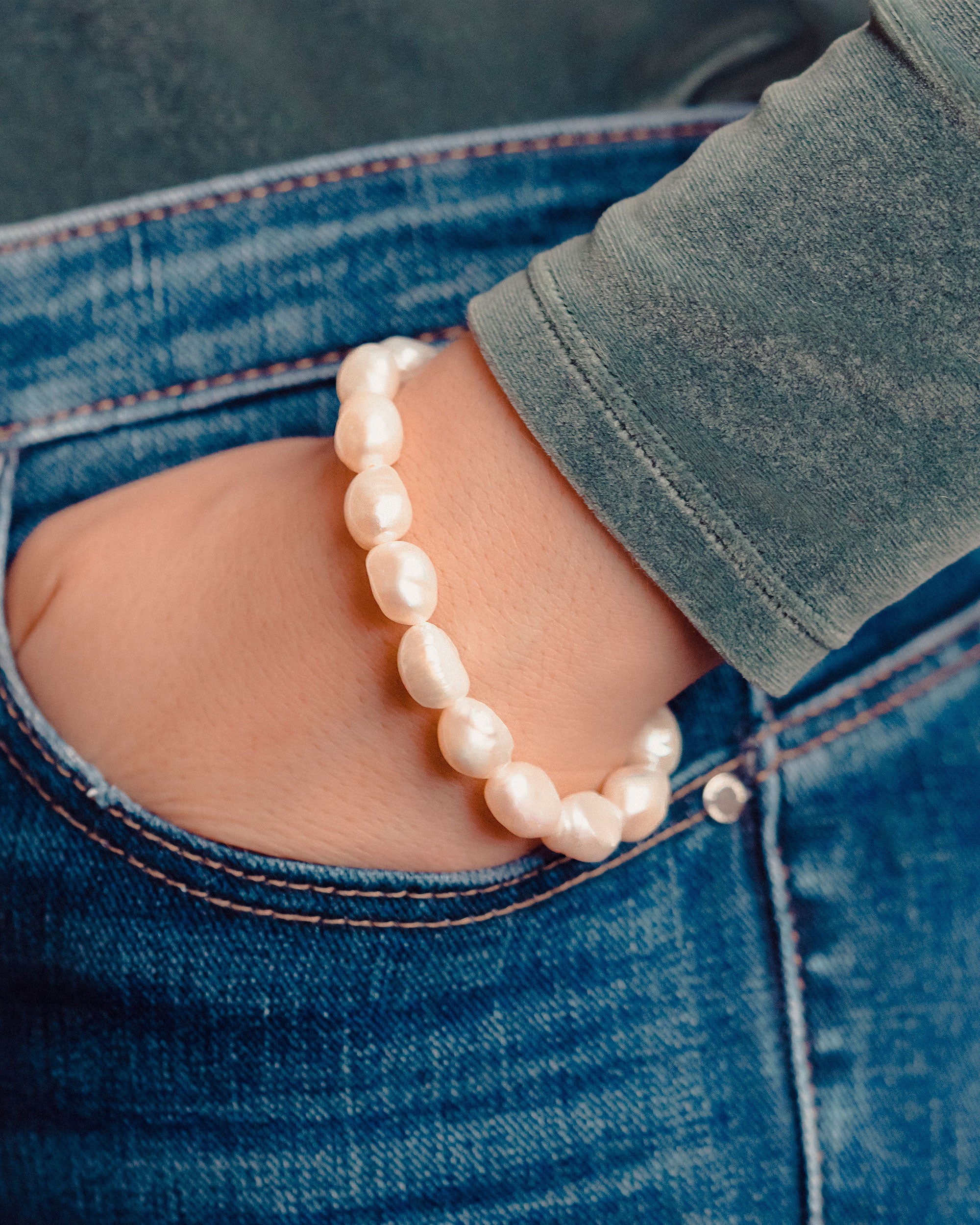 Mujer con pulsera de perlas cultivadas de agua dulce barrocas de 10 a 11 mm
