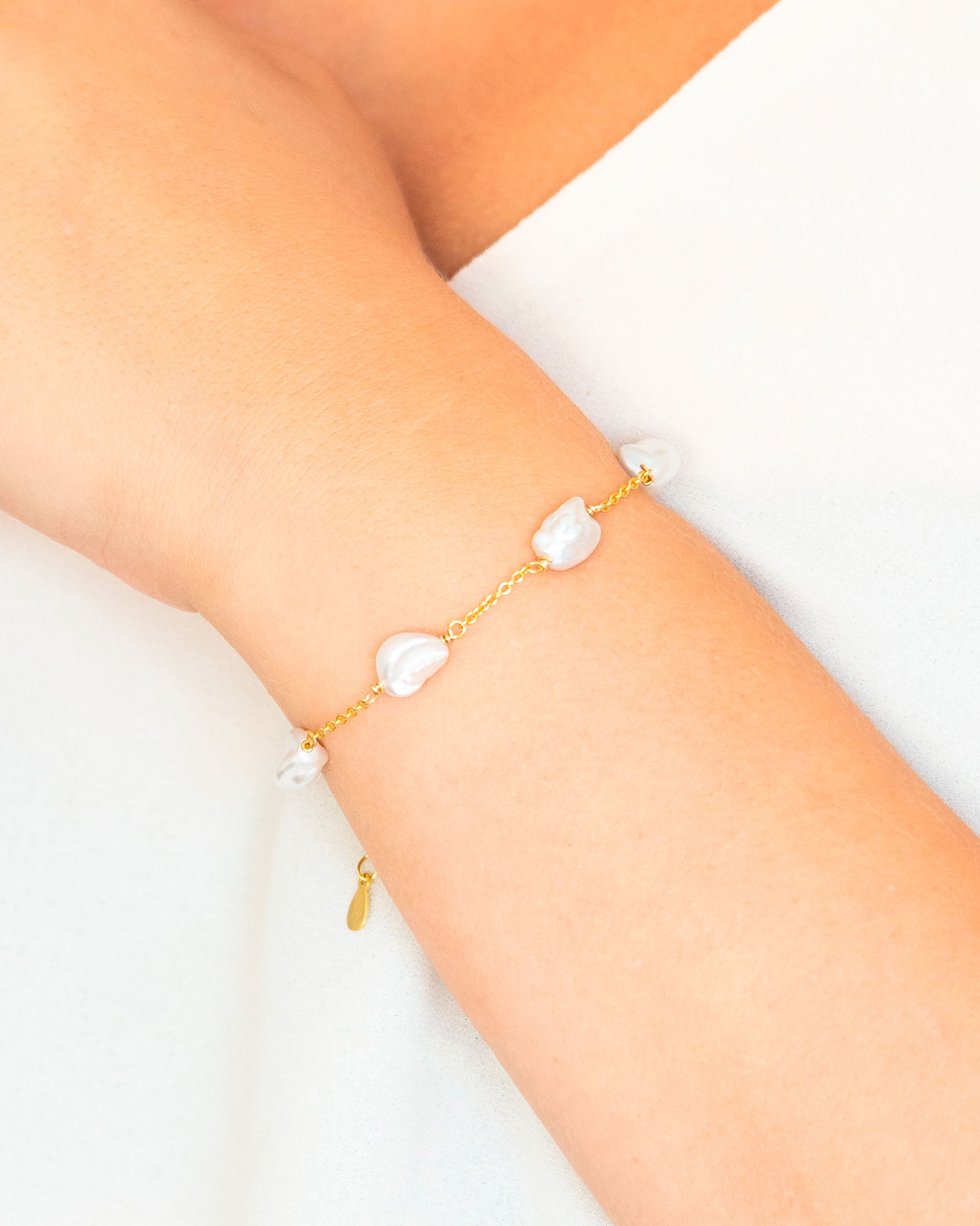 Pulsera con Perlas Cultivadas de Agua Dulce Barrocas Keshi y Cadena de Plata de Ley Bañada en Oro de 18k, 17 a 20 cm de Largo Secret & You