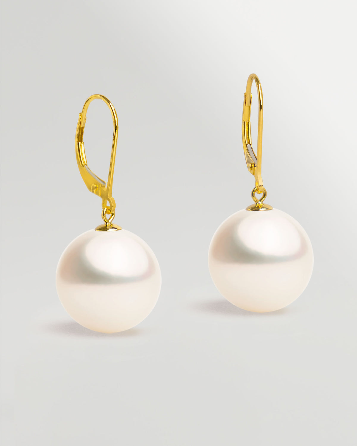 Pendientes Mosquetón en oro amarillo 18k y Perla Agua Dulce Blanca