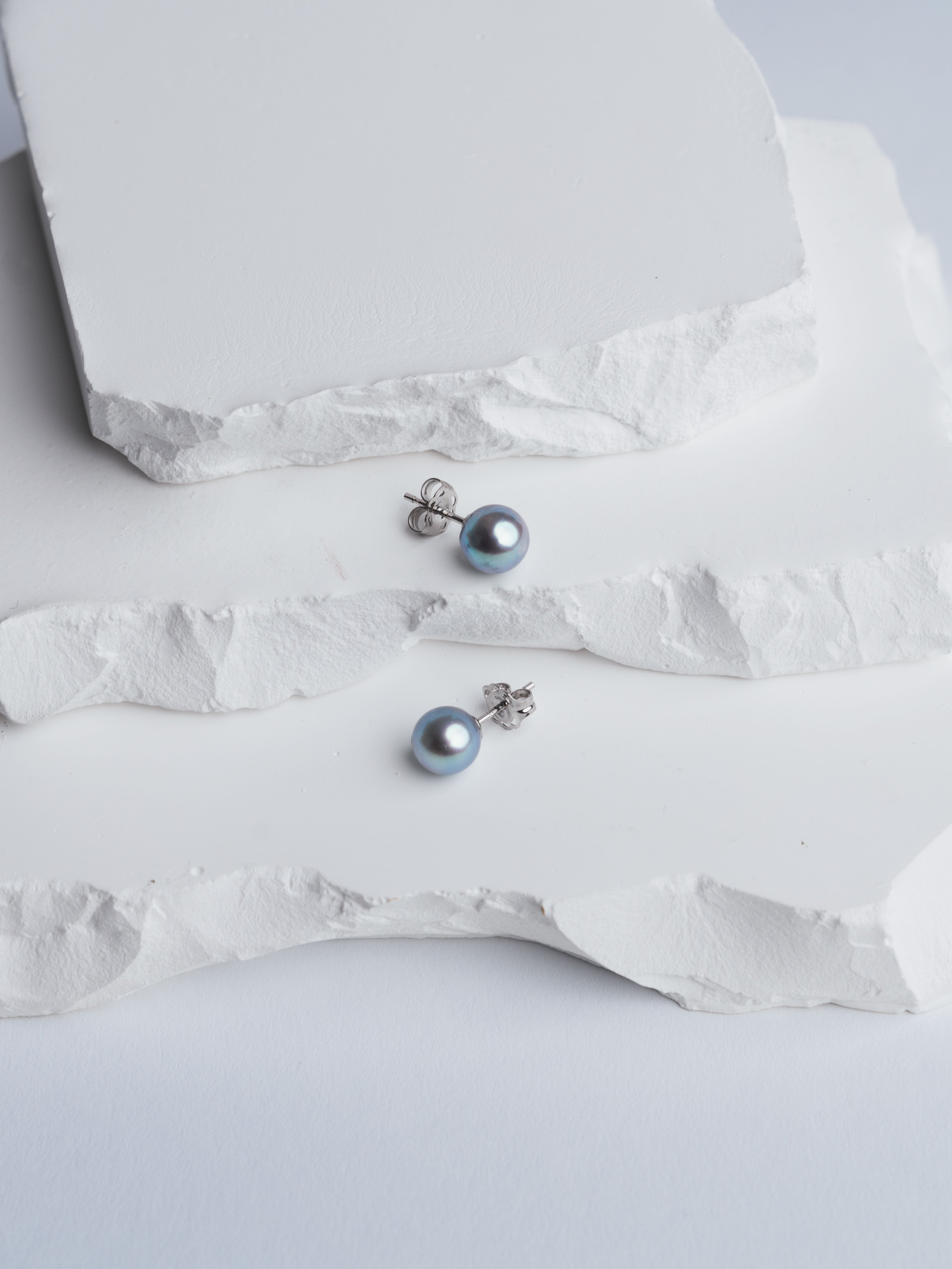 Pendientes de perlas cultivadas akoya grises azuladas