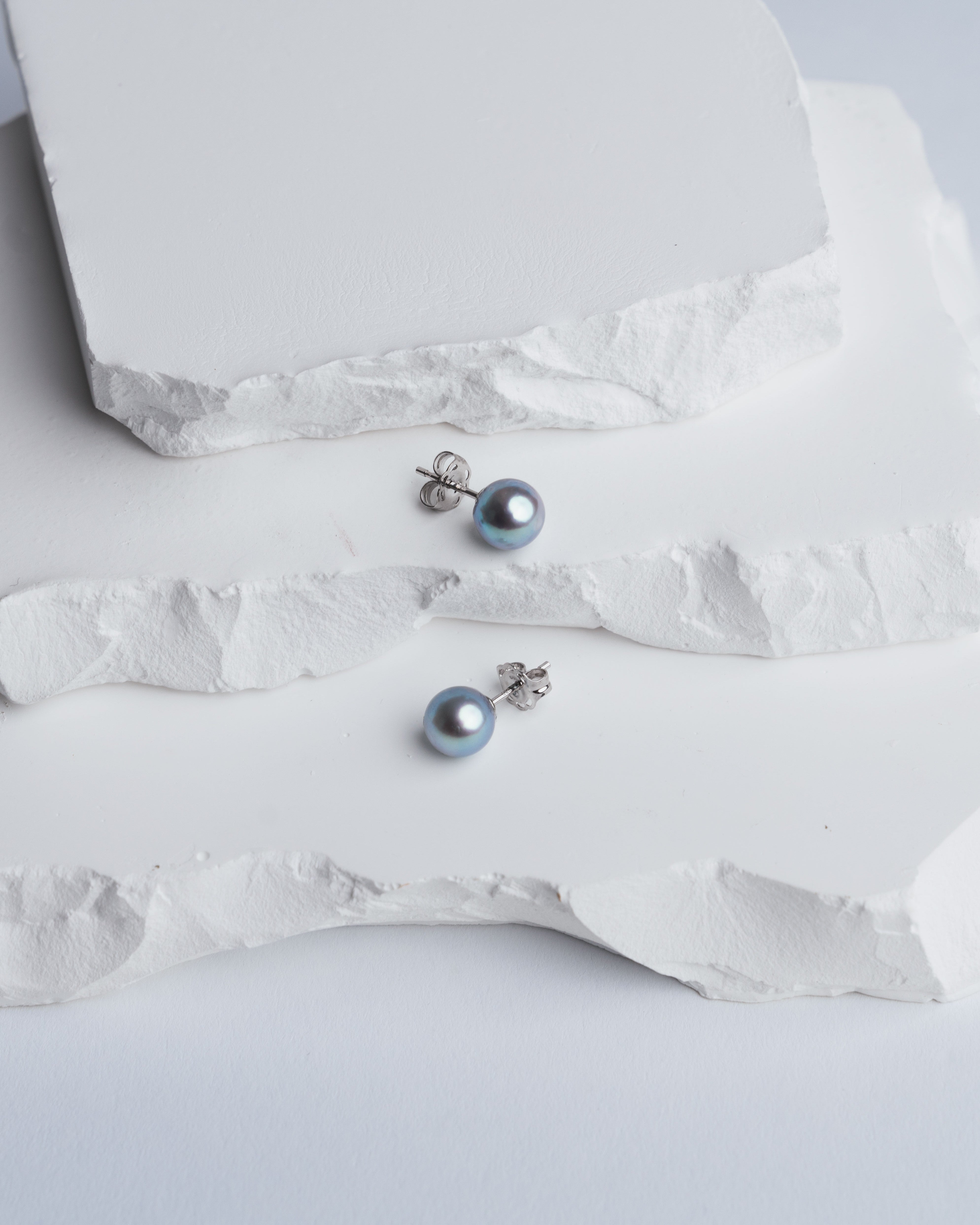 Pendientes de perlas cultivadas akoya grises azuladas oro blanco