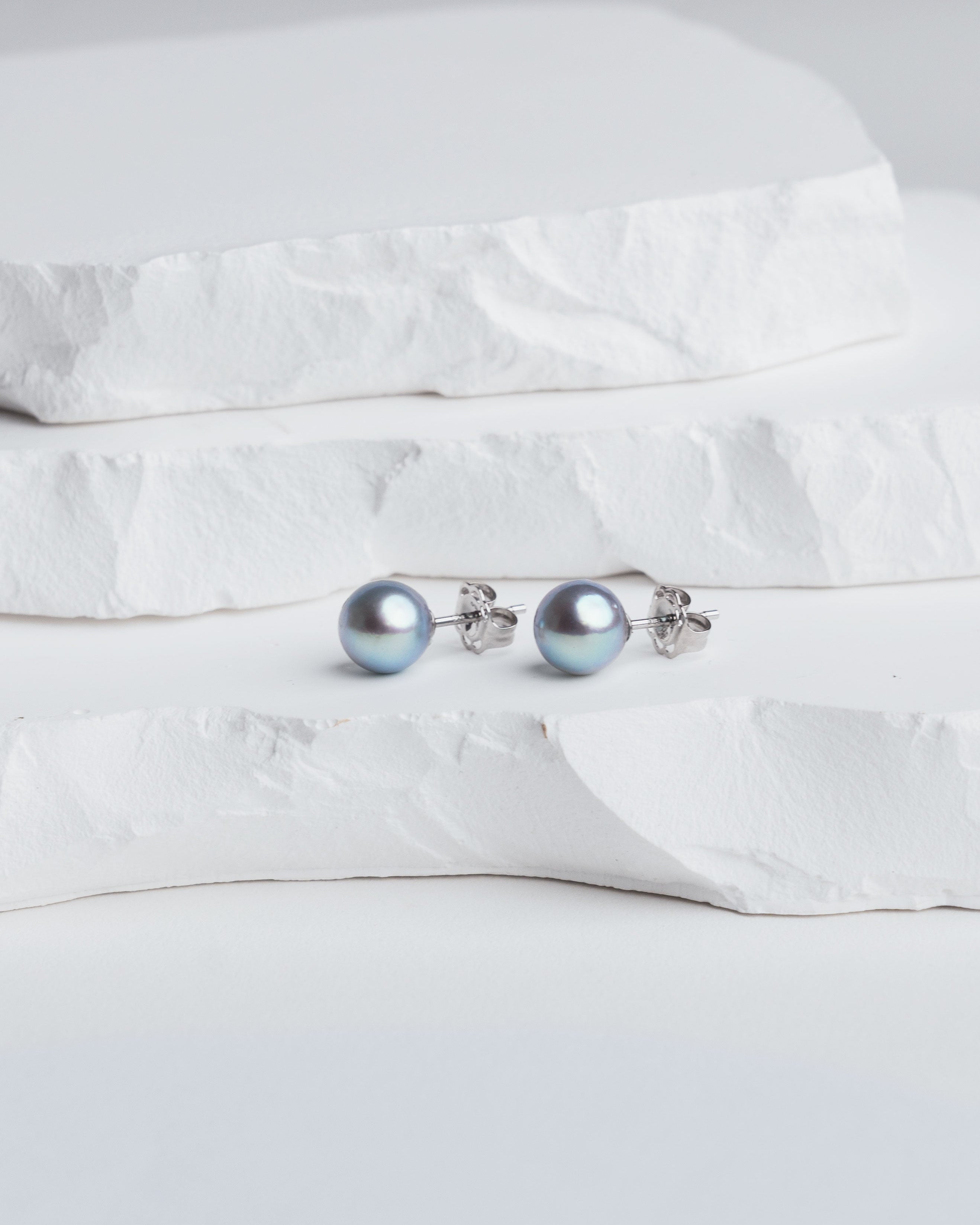 Pendientes de perlas cultivadas akoya grises azuladas oro blanco